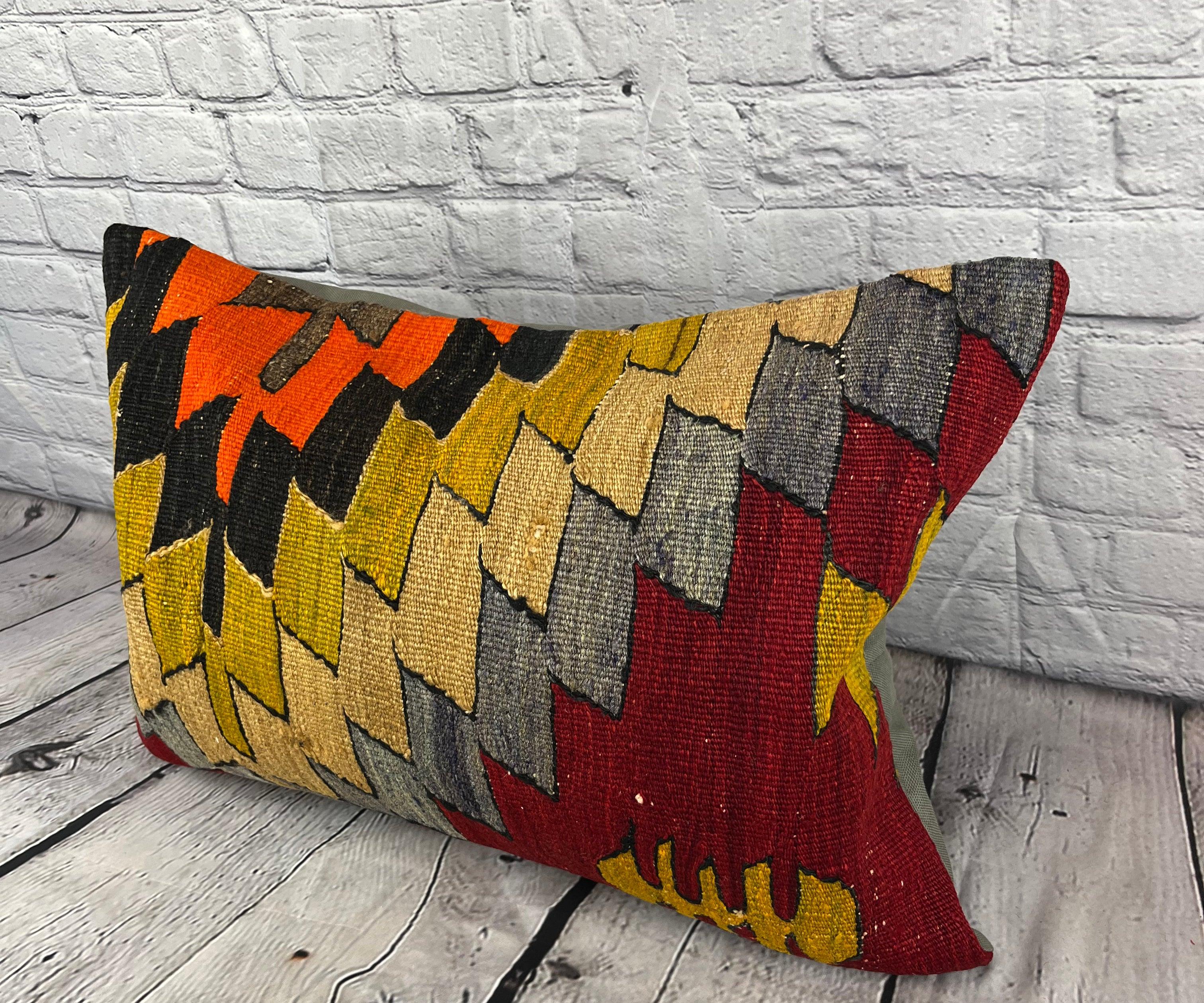16 x 24 Kilim Pillow Turkish Cushion Delight Dreams Pillow Cushion Cover #6892 Améliorez votre décoration intérieure avec notre Kilim Pillow Turkish Kilim Cushion. Cette exquise housse de coussin, méticuleusement tissée à la main, apporte une touche