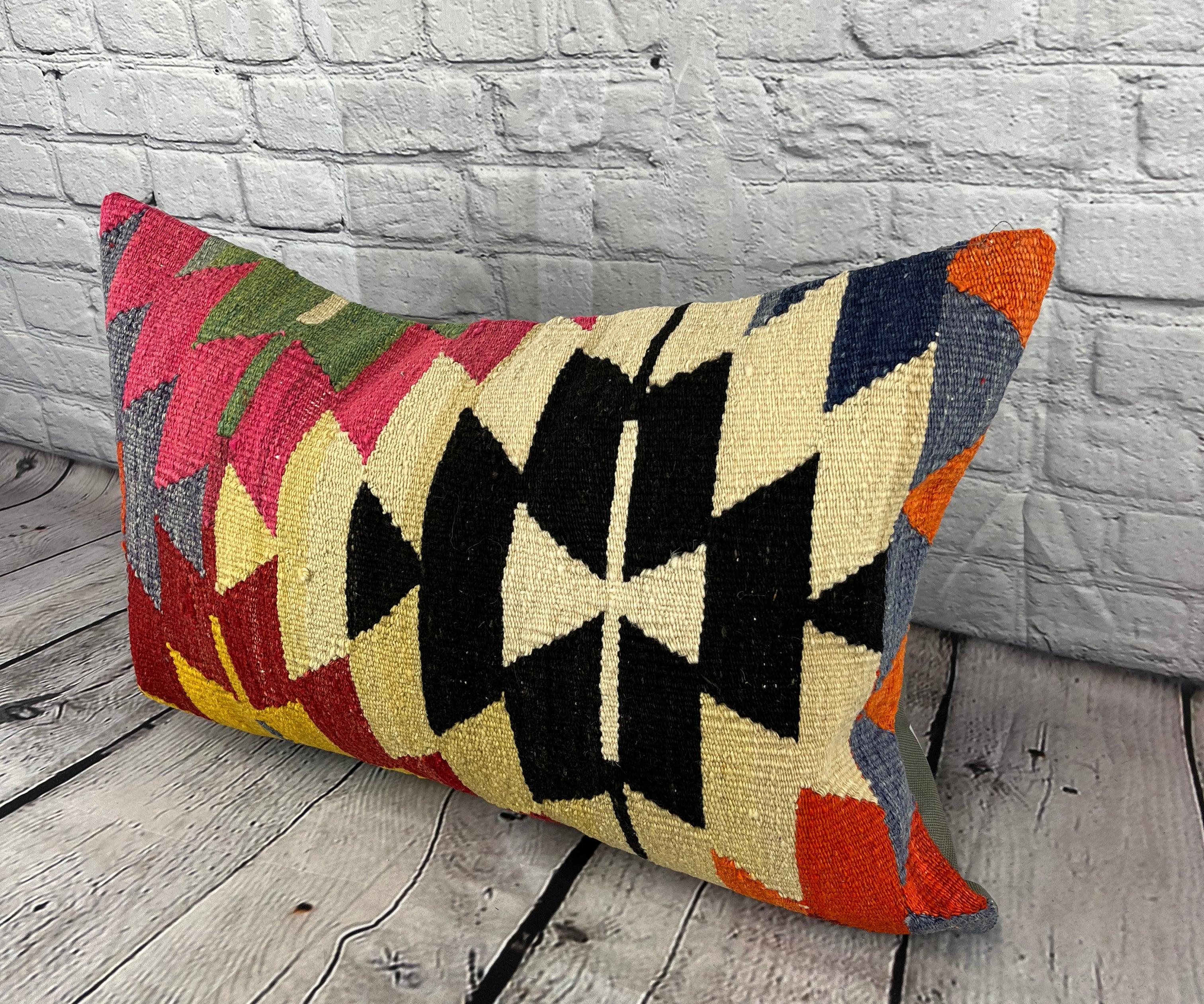 16 x 24 Kilim Pillow Turkish Cushion Golden Gate Pillow Cushion Cover #6854 Verbessern Sie Ihr Zuhause mit unserem Kilim Pillow Turkish Kilim Cushion. Dieser exquisite, sorgfältig handgewebte Kissenbezug bringt einen Hauch von Eleganz und