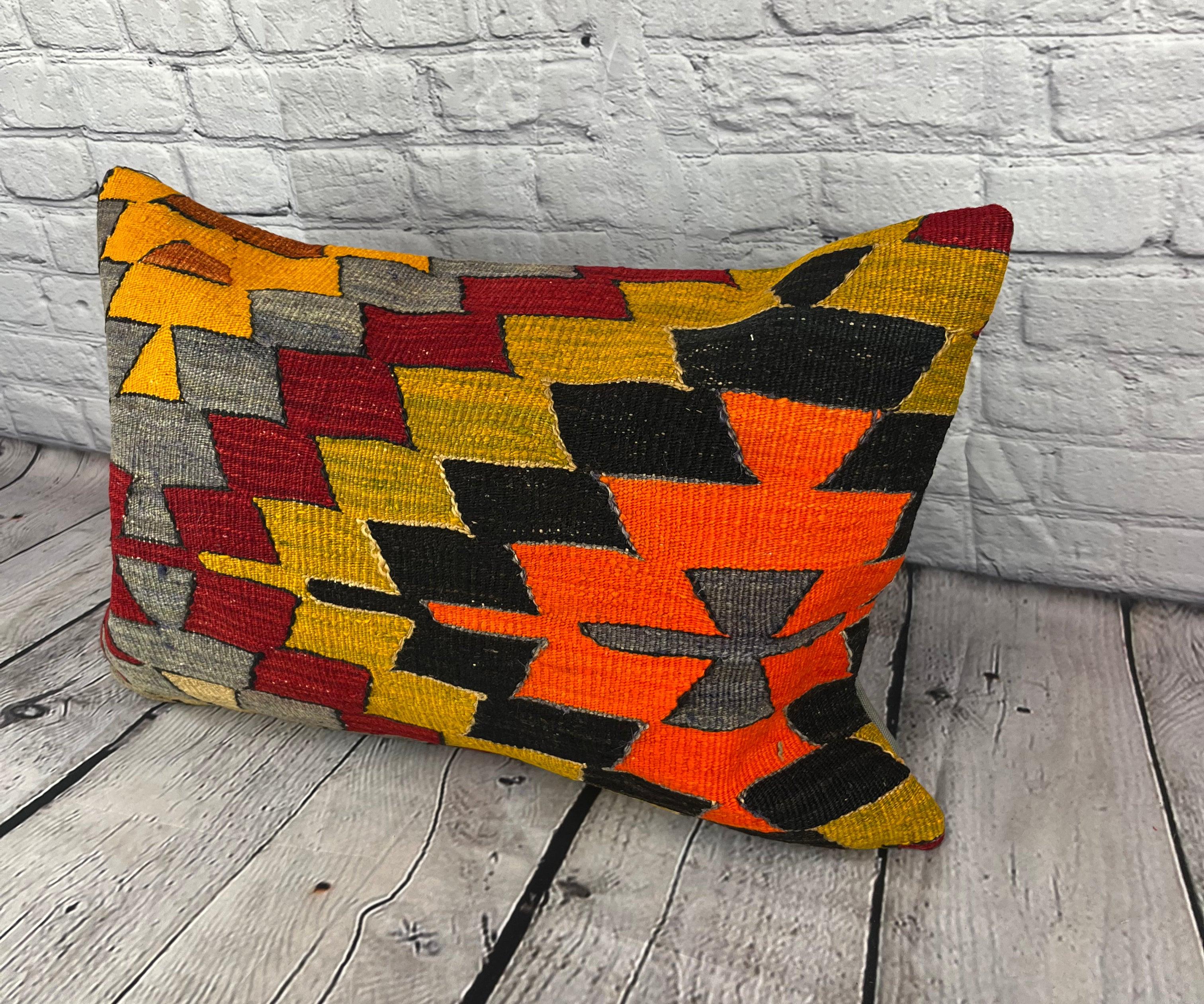 16 x 24 Cojín Kilim Cojín Turco Grand Haven Funda de Cojín #6934 Mejora la decoración de tu casa con nuestro cojín Kilim Cojín Turco. Esta exquisita funda de almohada, meticulosamente tejida a mano, aporta un toque de elegancia y herencia cultural a