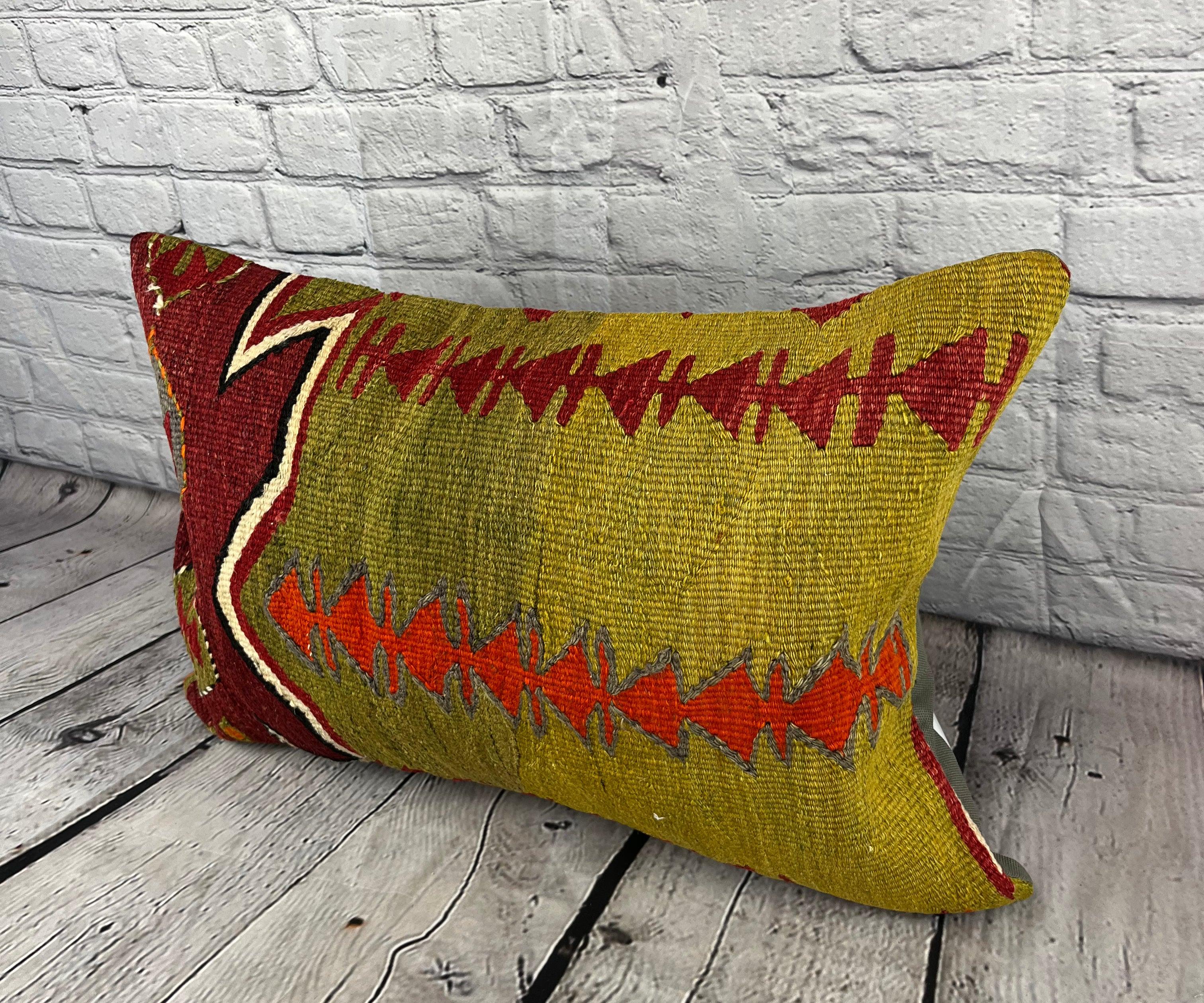 16 x 24 Kilim Pillow Turkish Cushion Grand Palace Pillow Cushion Cover #6935 Verbessern Sie Ihr Zuhause mit unserem Kilim Pillow Turkish Kilim Cushion. Dieser exquisite, sorgfältig handgewebte Kissenbezug bringt einen Hauch von Eleganz und