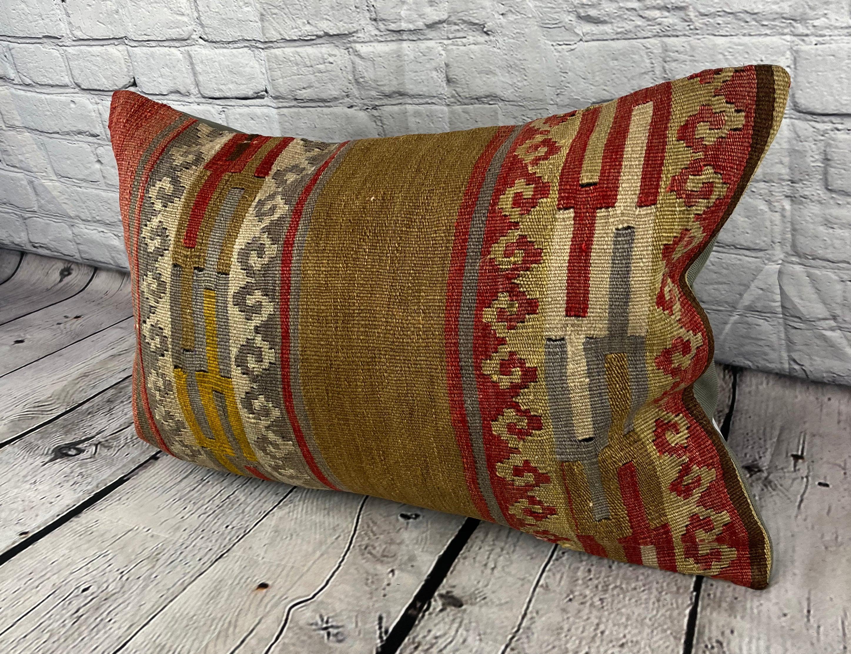 16 x 24 Cojín Kilim Cojín Turco Orchard Oasis Funda de Cojín #6842 Realza la decoración de tu hogar con nuestro cojín Kilim Cojín Turco. Esta exquisita funda de almohada, meticulosamente tejida a mano, aporta un toque de elegancia y herencia