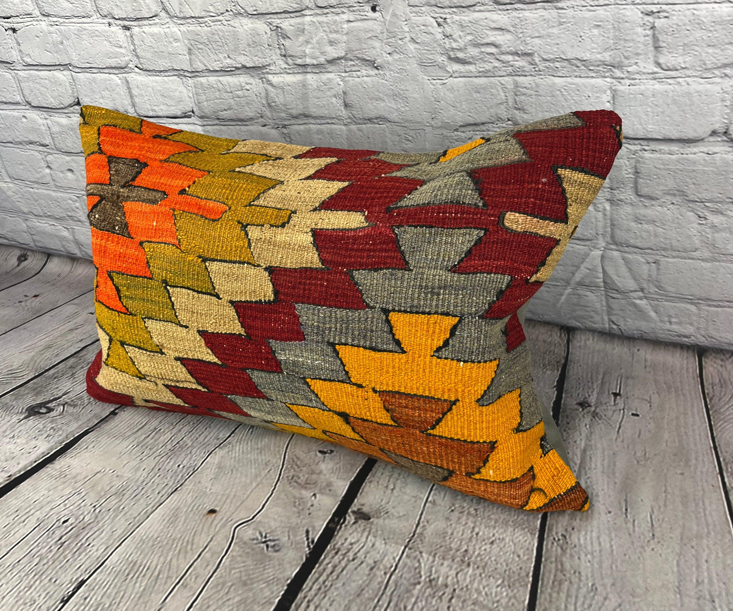 16 x 24 Kilim Pillow Turkish Cushion Orchard Oasis Pillow Cushion Cover #6869 Améliorez votre décoration intérieure avec notre Kilim Pillow Turkish Kilim Cushion. Cette exquise housse de coussin, méticuleusement tissée à la main, apporte une touche