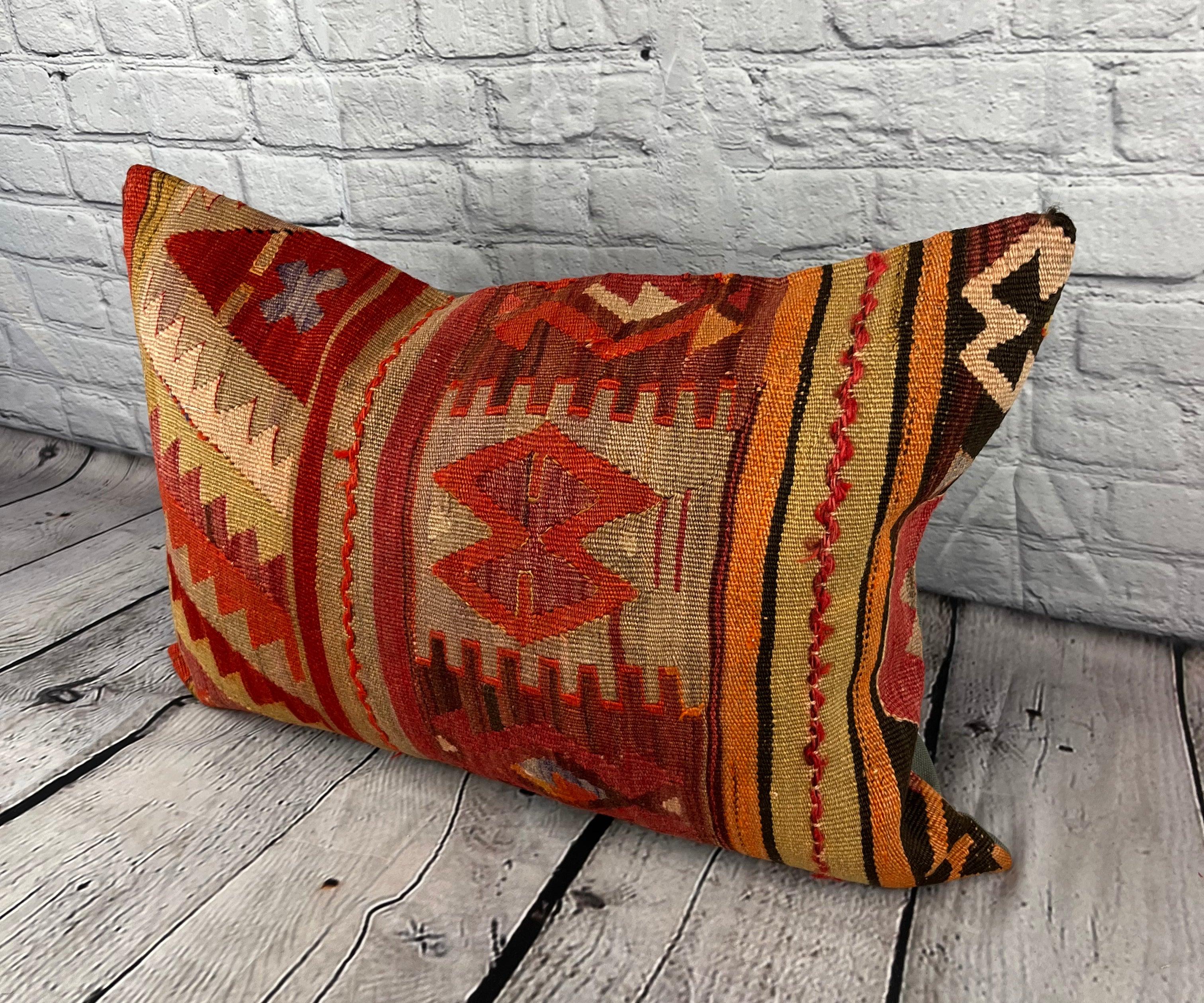 16 x 24 Cojín Kilim Cojín Turco Otomano Opulencia Cojín Funda #6936 Realza la decoración de tu hogar con nuestro cojín Kilim Cojín Turco. Esta exquisita funda de almohada, meticulosamente tejida a mano, aporta un toque de elegancia y herencia