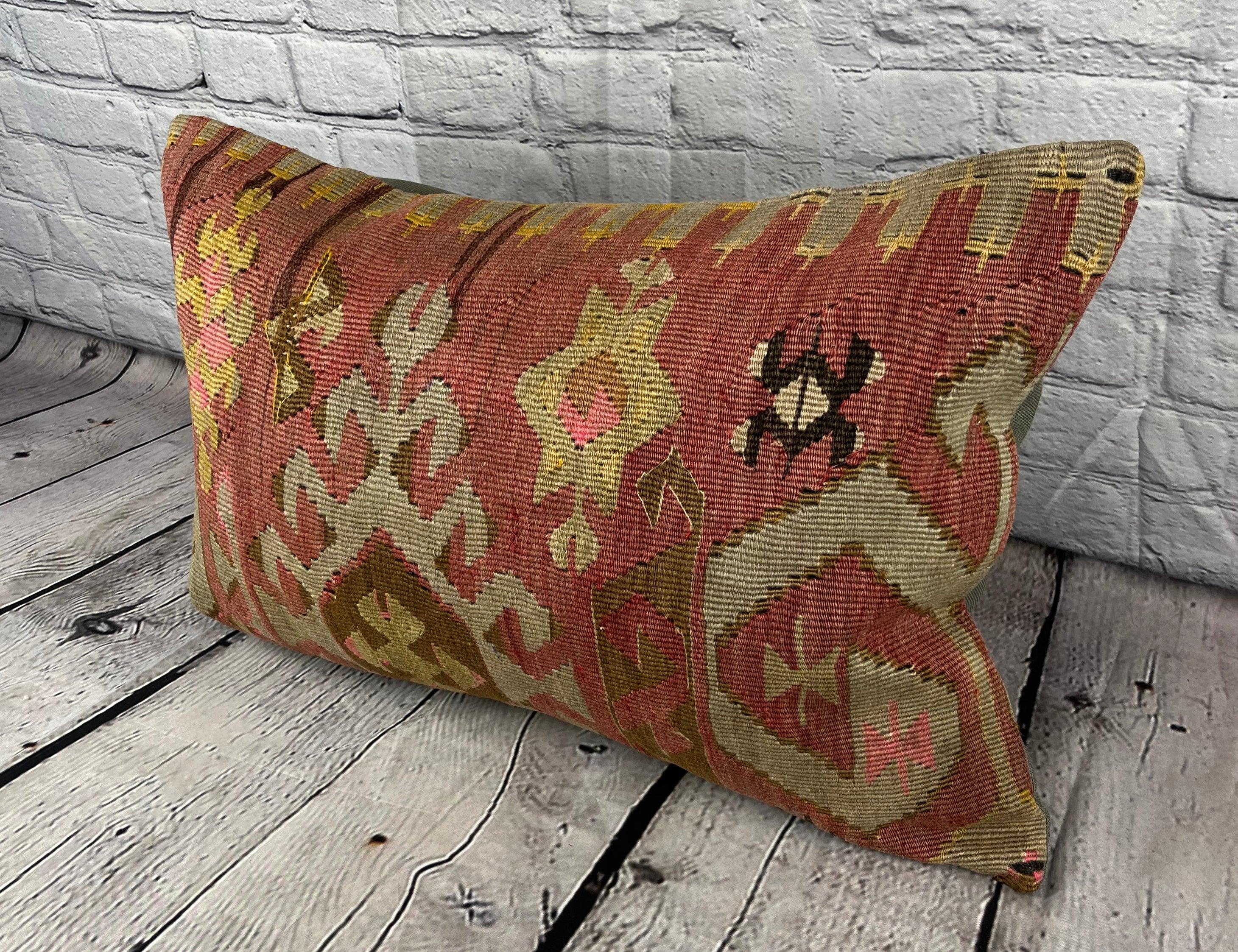 16 x 24 Kilim Pillow Turkish Cushion Sapphire Shores Pillow Cushion Cover #6901 Verschönern Sie Ihr Zuhause mit unserem Kilim Pillow Turkish Kilim Cushion. Dieser exquisite, sorgfältig handgewebte Kissenbezug bringt einen Hauch von Eleganz und