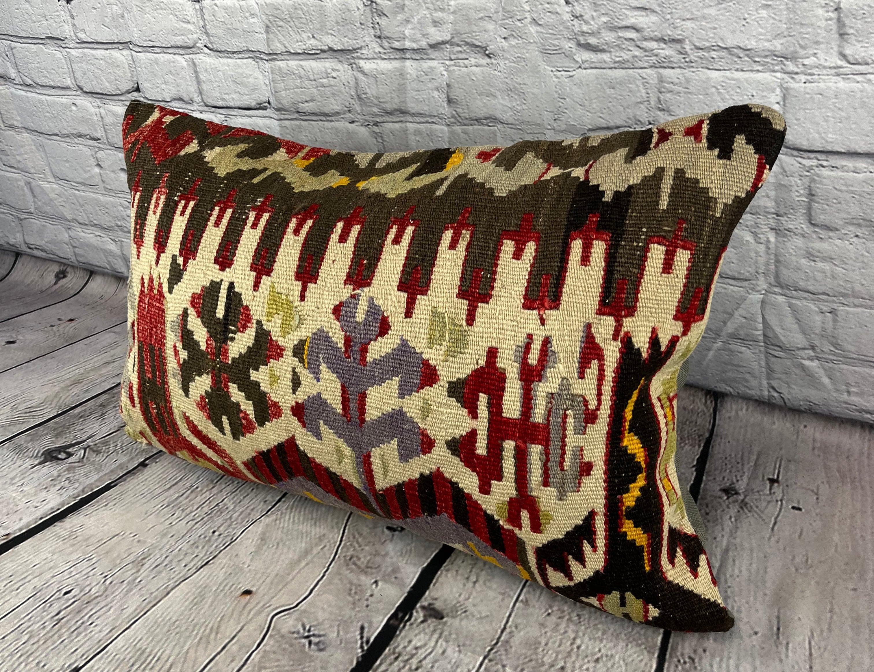 16 x 24 Cuscino Kilim Cuscino Turco Oasi Segreta Copri Cuscino #6834 Migliora l'arredamento della tua casa con il nostro Cuscino Kilim Turco. Questo squisito copricuscino, meticolosamente tessuto a mano, dona un tocco di eleganza e di eredità