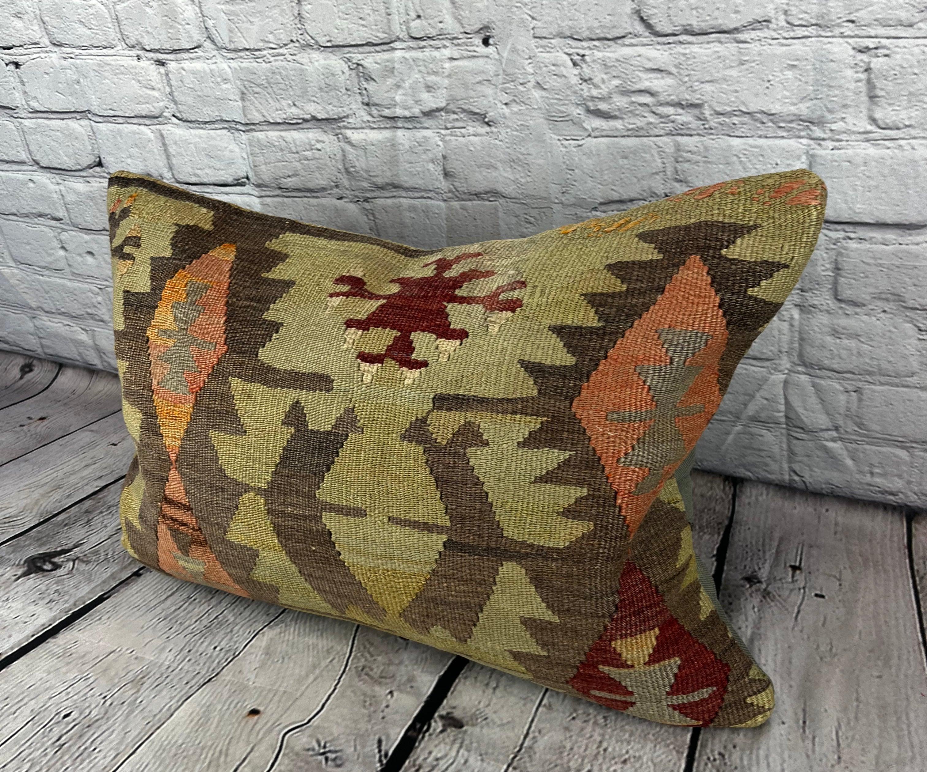 16 x 24 Kilim Pillow Turkish Cushion Sultanate Solace Pillow Cushion Cover #6912 Améliorez votre décoration intérieure avec notre Kilim Pillow Turkish Kilim Cushion. Cette exquise housse de coussin, méticuleusement tissée à la main, apporte une