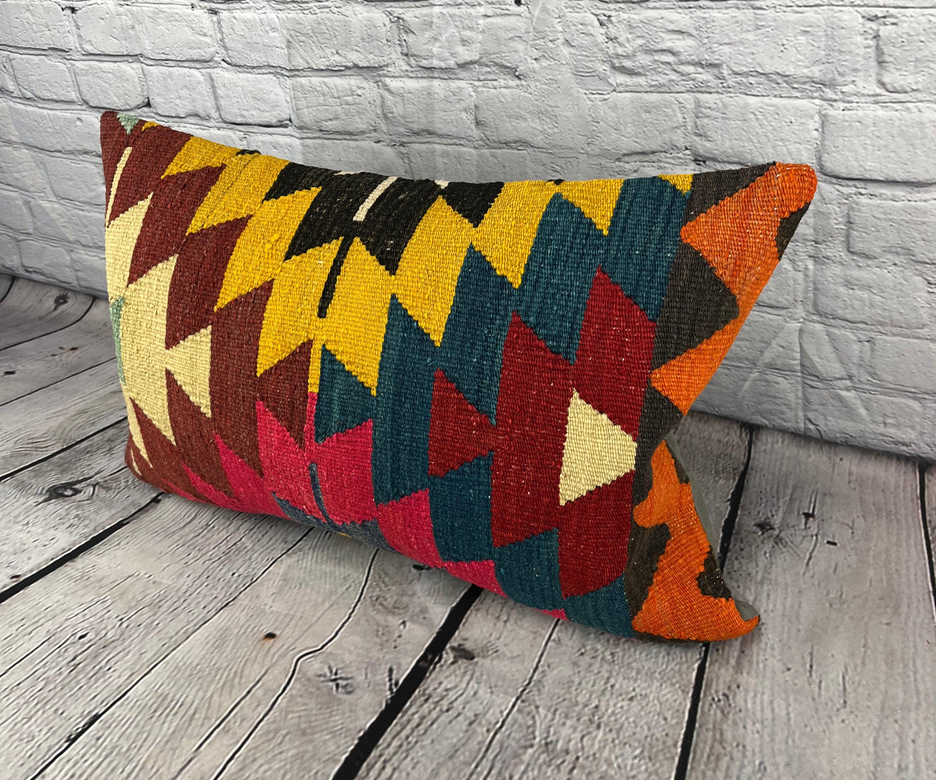 16 x 24 Cuscino Kilim Cuscino Turco Topkapi Treasure Pillow Cushion Cover #6932 Migliora l'arredamento della tua casa con il nostro Cuscino Kilim Turco. Questo squisito copricuscino, meticolosamente tessuto a mano, dona un tocco di eleganza e di