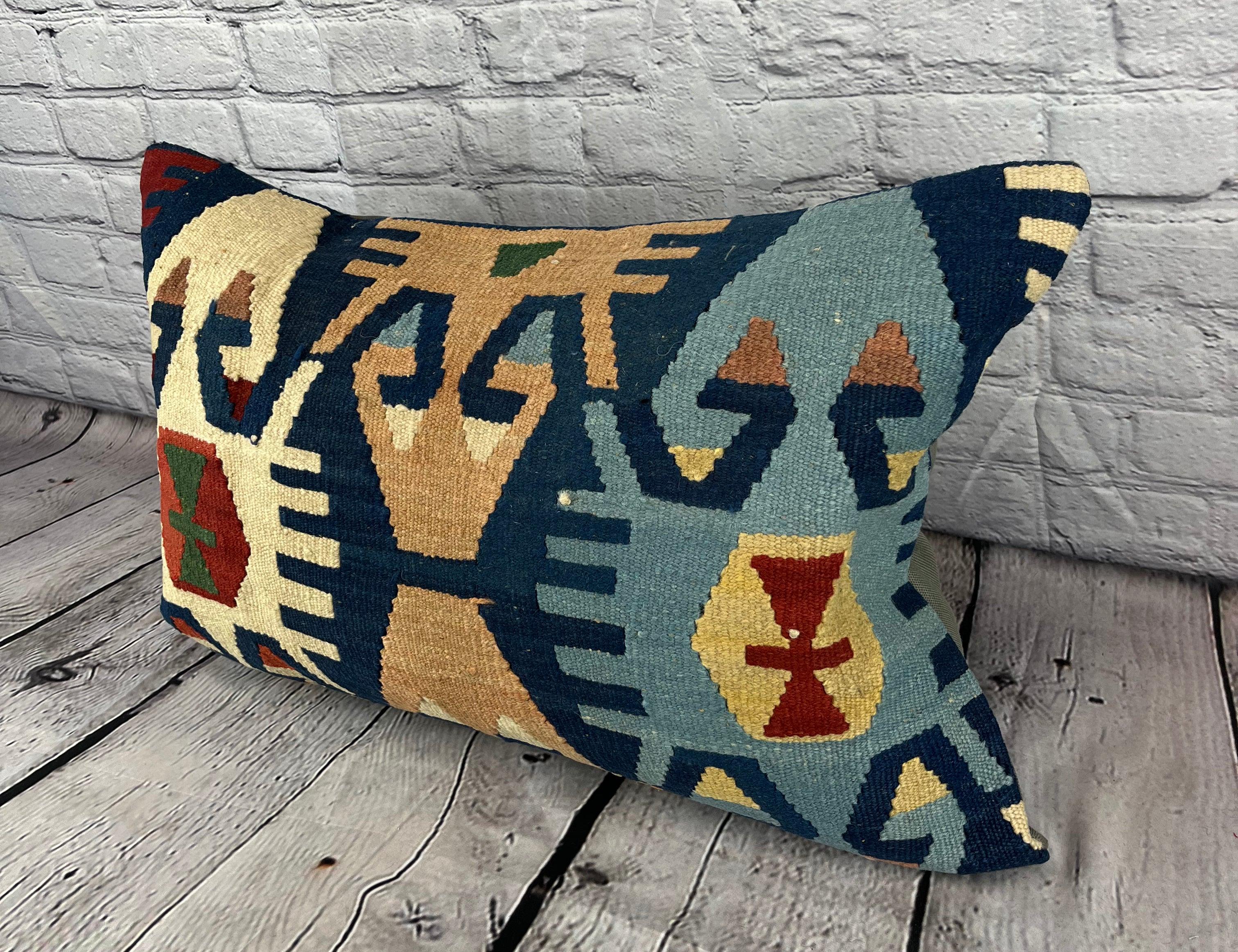 16 x 24 Kilim Pillow Turkish Horizon Haven Pillow Cushion Cover #6858 Verbessern Sie Ihr Zuhause mit unserem Kilim Pillow Turkish Kilim Cushion. Dieser exquisite, sorgfältig handgewebte Kissenbezug bringt einen Hauch von Eleganz und kulturellem Erbe