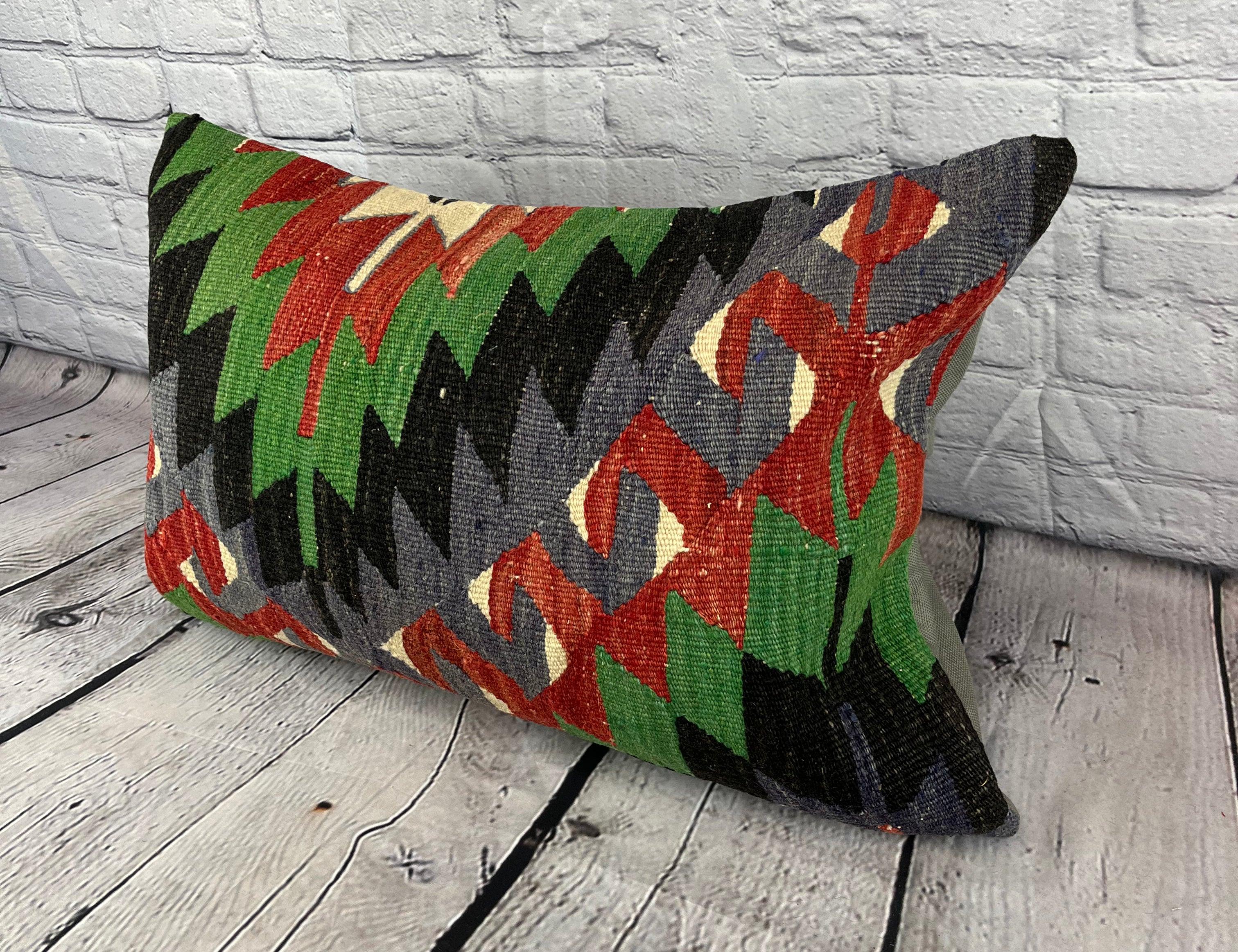16 x 24 Cojín Kilim Cojín Turco Estambul Serenidad Funda de Cojín #6847 Mejora la decoración de tu hogar con nuestro cojín Kilim Cojín Turco. Esta exquisita funda de almohada, meticulosamente tejida a mano, aporta un toque de elegancia y herencia