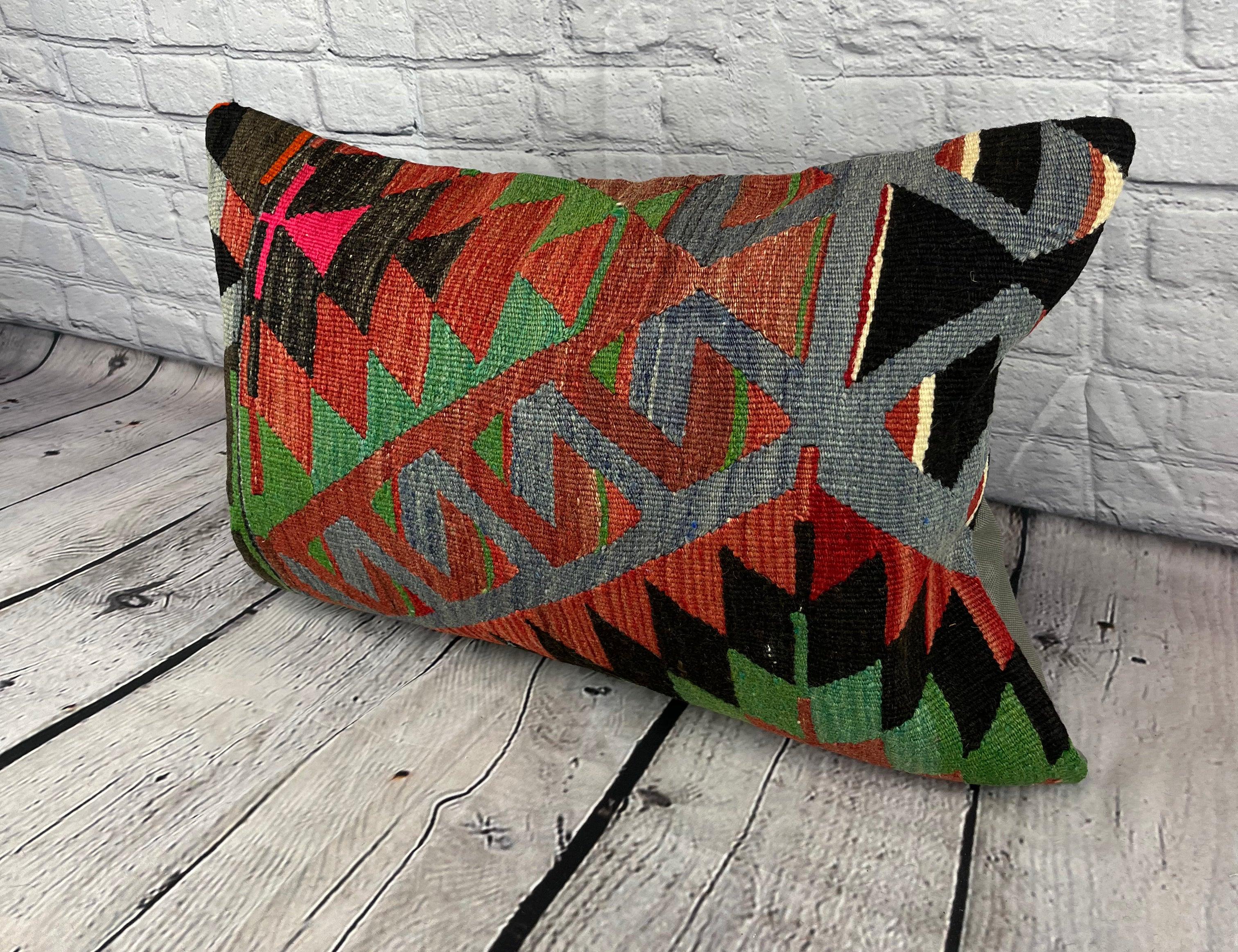 16 x 24 Kilim Pillow Turkish Orchard Serenity Pillow Cushion Cover #6845 Verbessern Sie Ihr Zuhause mit unserem Kilim Pillow Turkish Kilim Cushion. Dieser exquisite, sorgfältig handgewebte Kissenbezug bringt einen Hauch von Eleganz und kulturellem