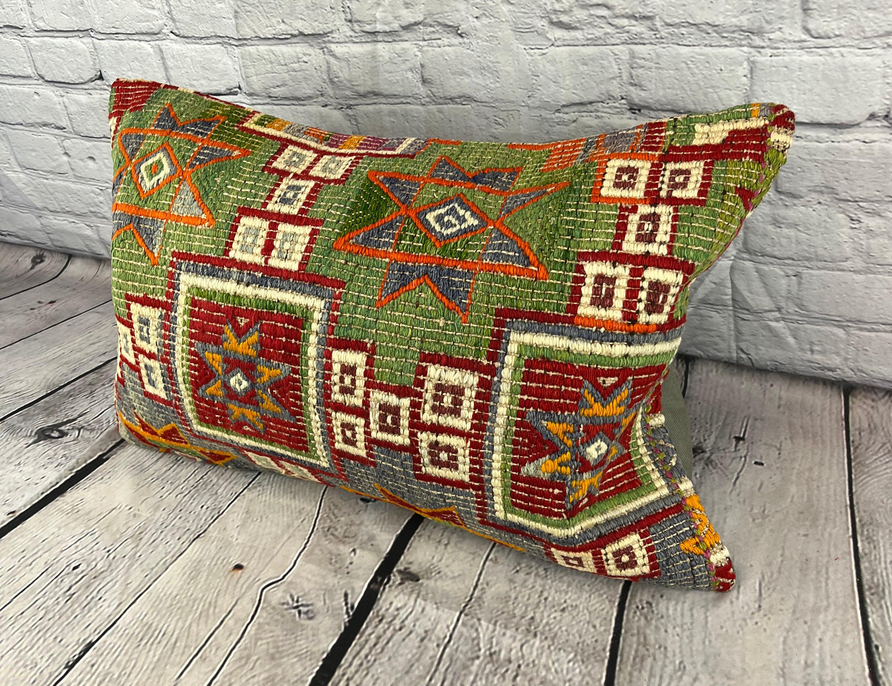 16 x 24 Cojín Kilim Cojín Turco Otomano Opulencia Funda de Cojín #6839 Realza la decoración de tu hogar con nuestro cojín Kilim Turco. Esta exquisita funda de almohada, meticulosamente tejida a mano, aporta un toque de elegancia y herencia cultural