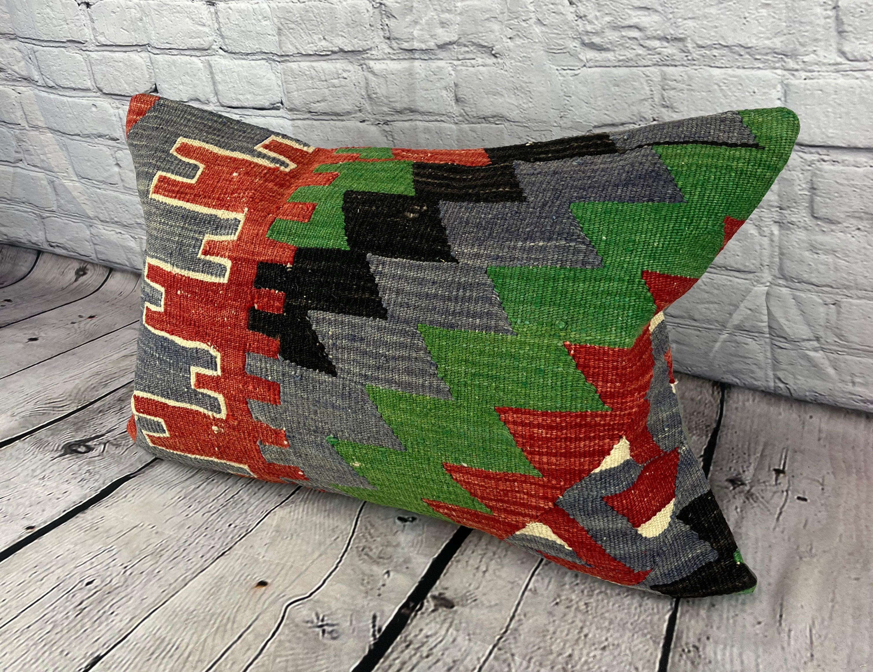 16 x 24 Kilim Pillow Turkish Ottoman Opulence Pillow Cushion Cover #6853 Verbessern Sie Ihr Zuhause mit unserem Kilim Pillow Turkish Kilim Cushion. Dieser exquisite, sorgfältig handgewebte Kissenbezug bringt einen Hauch von Eleganz und kulturellem