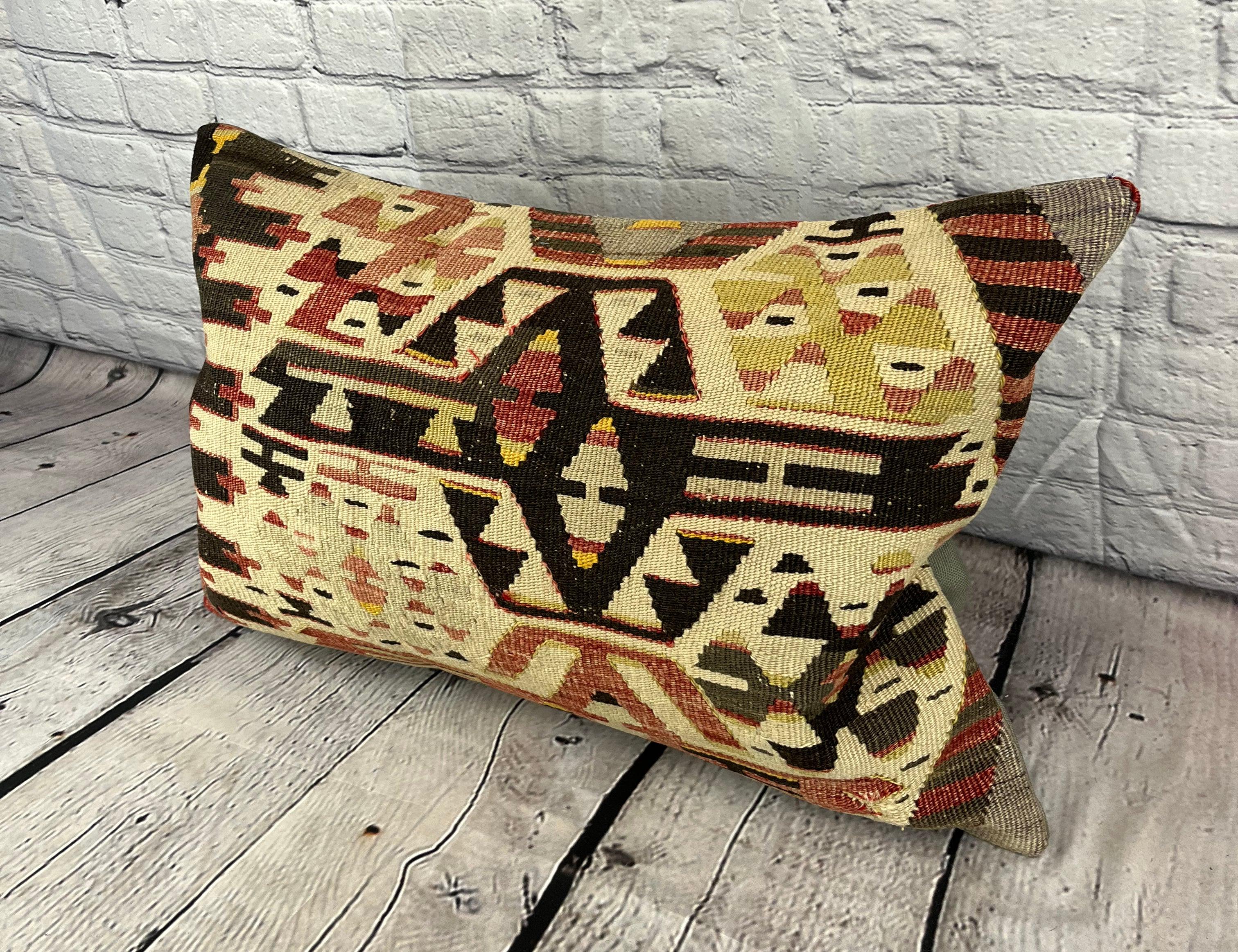 16 x 24 Kilim Pillow Turkish Sapphire Dreamscape Pillow Cushion Cover #7740 Verbessern Sie Ihr Zuhause mit unserem Kilim Pillow Turkish Kilim Cushion. Dieser exquisite, sorgfältig handgewebte Kissenbezug bringt einen Hauch von Eleganz und