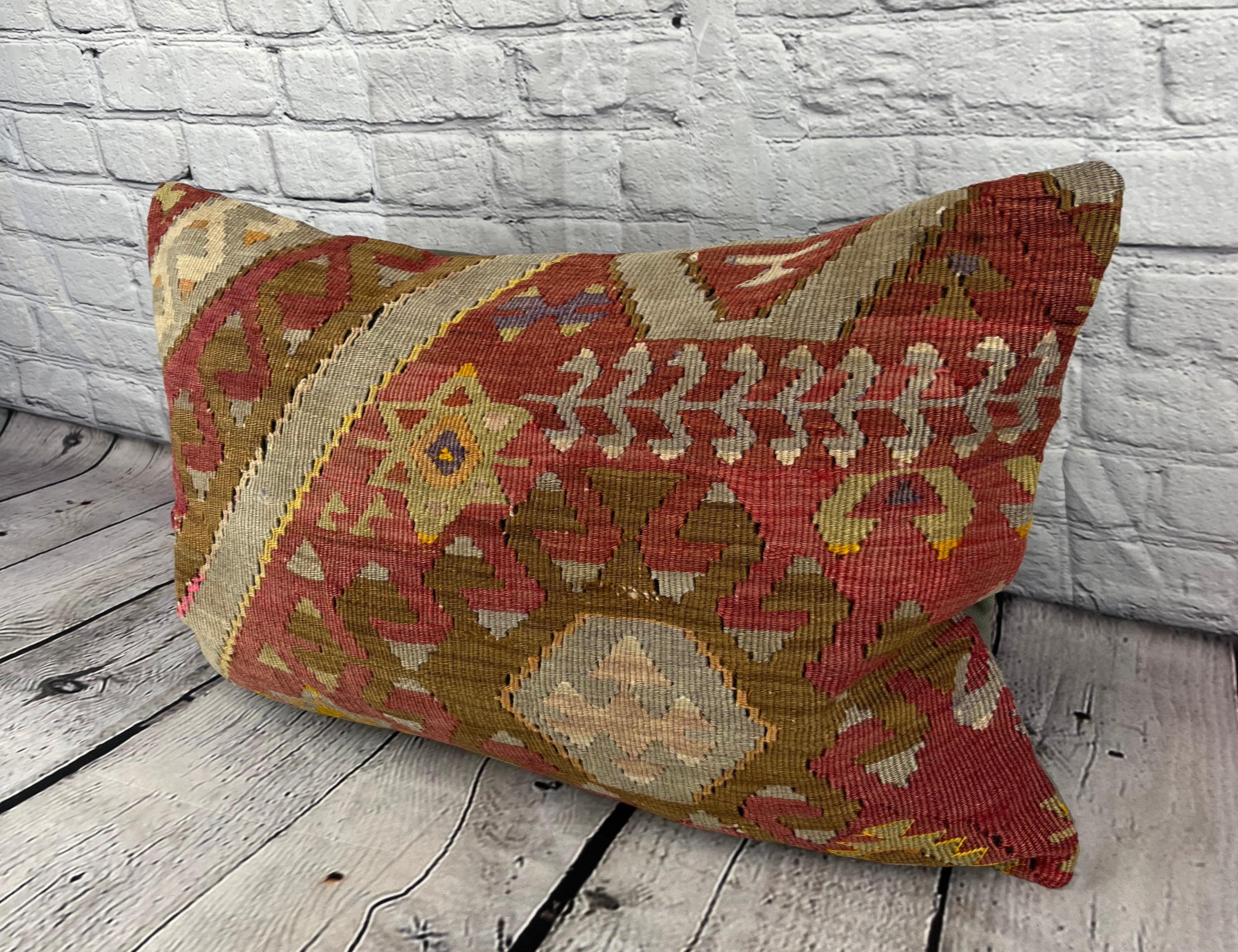 16 x 24 Cojín Kilim Cojín Oasis Mareas Turcas Funda de cojín #6840 Realza la decoración de tu hogar con nuestro cojín Kilim Turco. Esta exquisita funda de almohada, meticulosamente tejida a mano, aporta un toque de elegancia y herencia cultural a