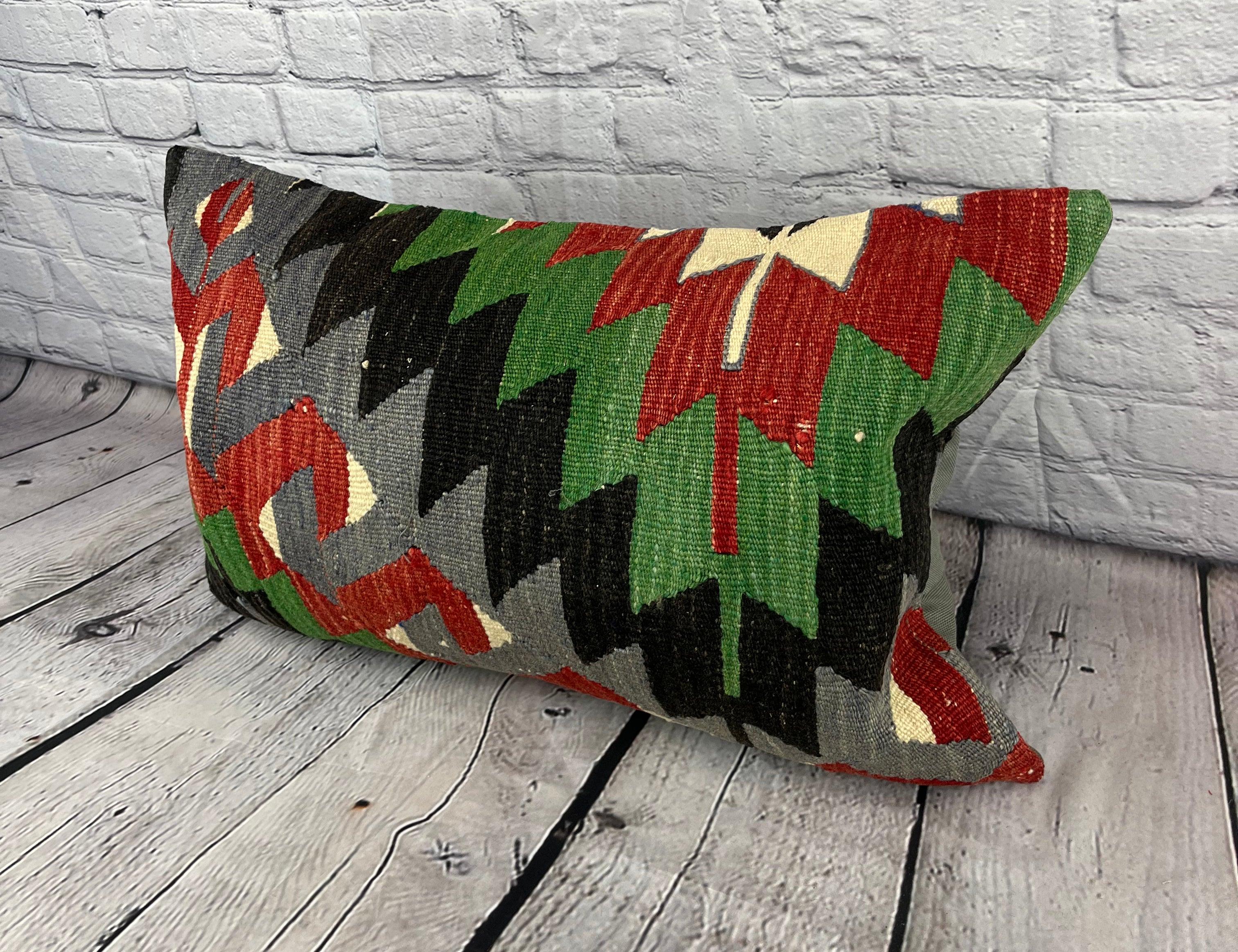 16 x 24 Cuscino Kilim Turco Anatolico Alchemy Comfort Cuscino Copricuscino #6864 Migliora l'arredamento della tua casa con il nostro Cuscino Kilim Turco. Questo squisito copricuscino, meticolosamente tessuto a mano, dona un tocco di eleganza e di