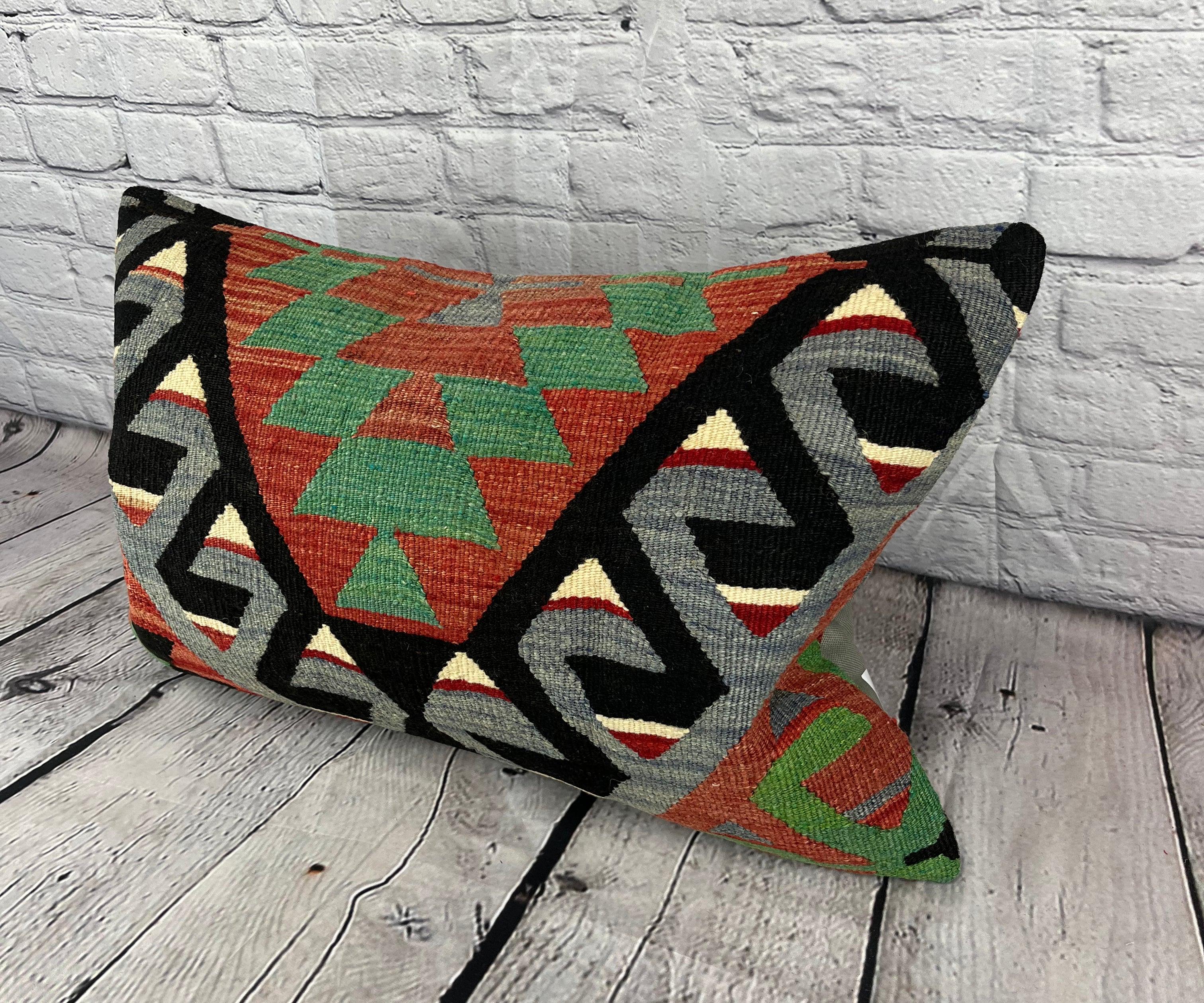 16 x 24 Kilim Pillow Turkish Cushion Anatolian Essence Pillow Cushion Cover #6856 Améliorez votre décoration intérieure avec notre Kilim Pillow Turkish Kilim Cushion. Cette exquise housse de coussin, méticuleusement tissée à la main, apporte une