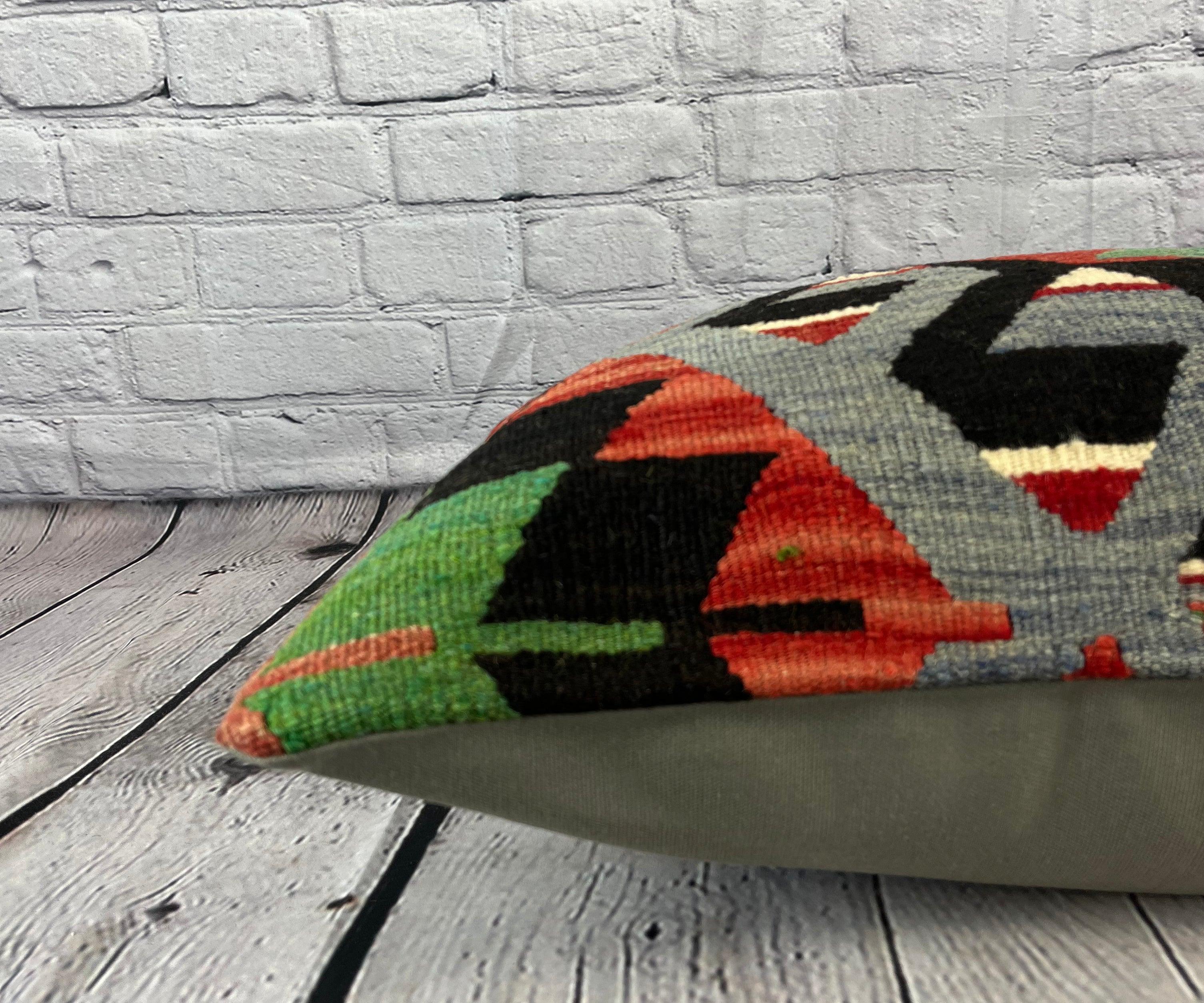 Noué à la main Coussin de coussin Kilim turc d'essence anatolienne 16 x 24 n°6856 en vente