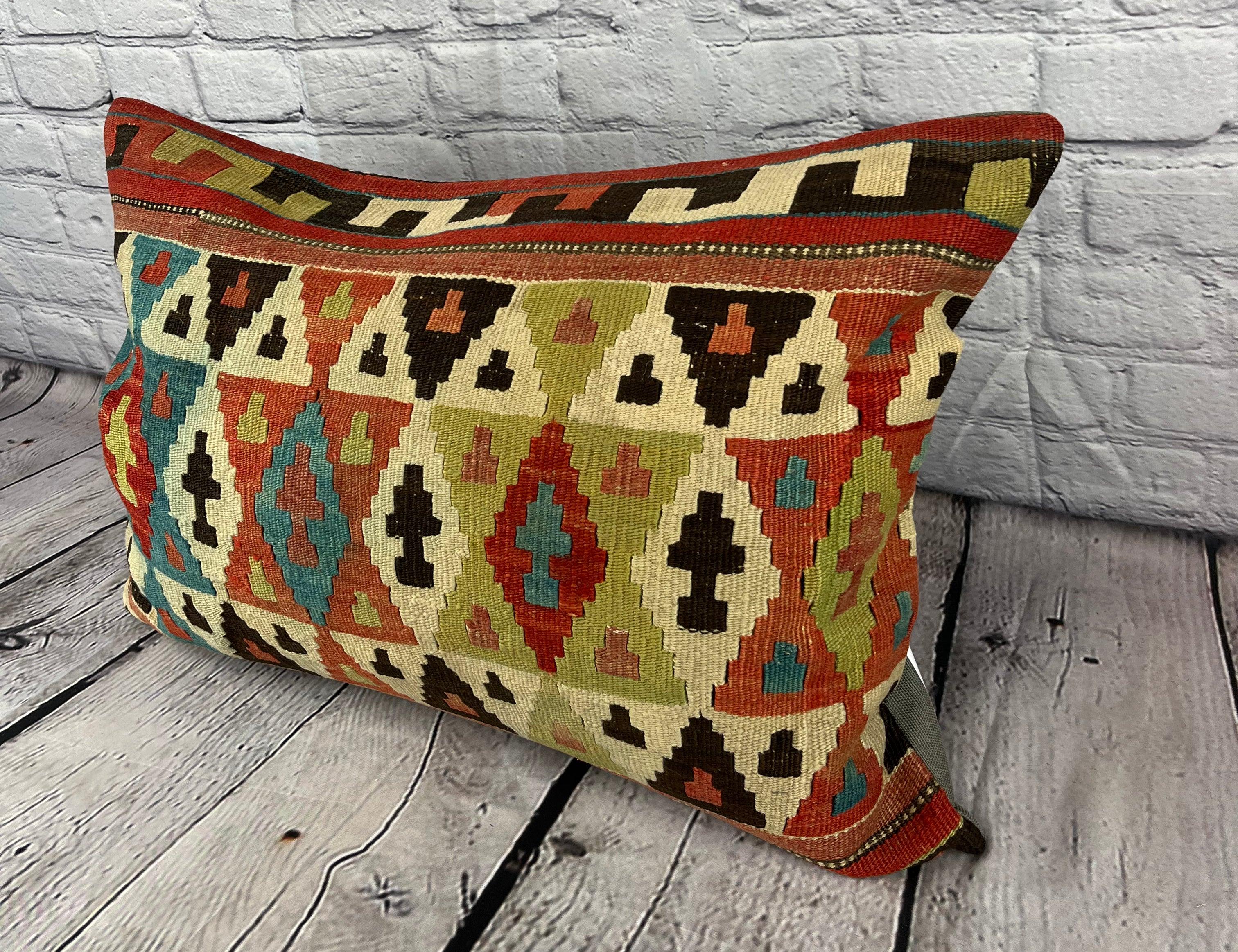 16 x 24 Kilim Pillow Turkish Cushion Anatolian Essence Pillow Cushion Cover #6900 Verbessern Sie Ihr Zuhause mit unserem Kilim Pillow Turkish Kilim Cushion. Dieser exquisite, sorgfältig handgewebte Kissenbezug bringt einen Hauch von Eleganz und