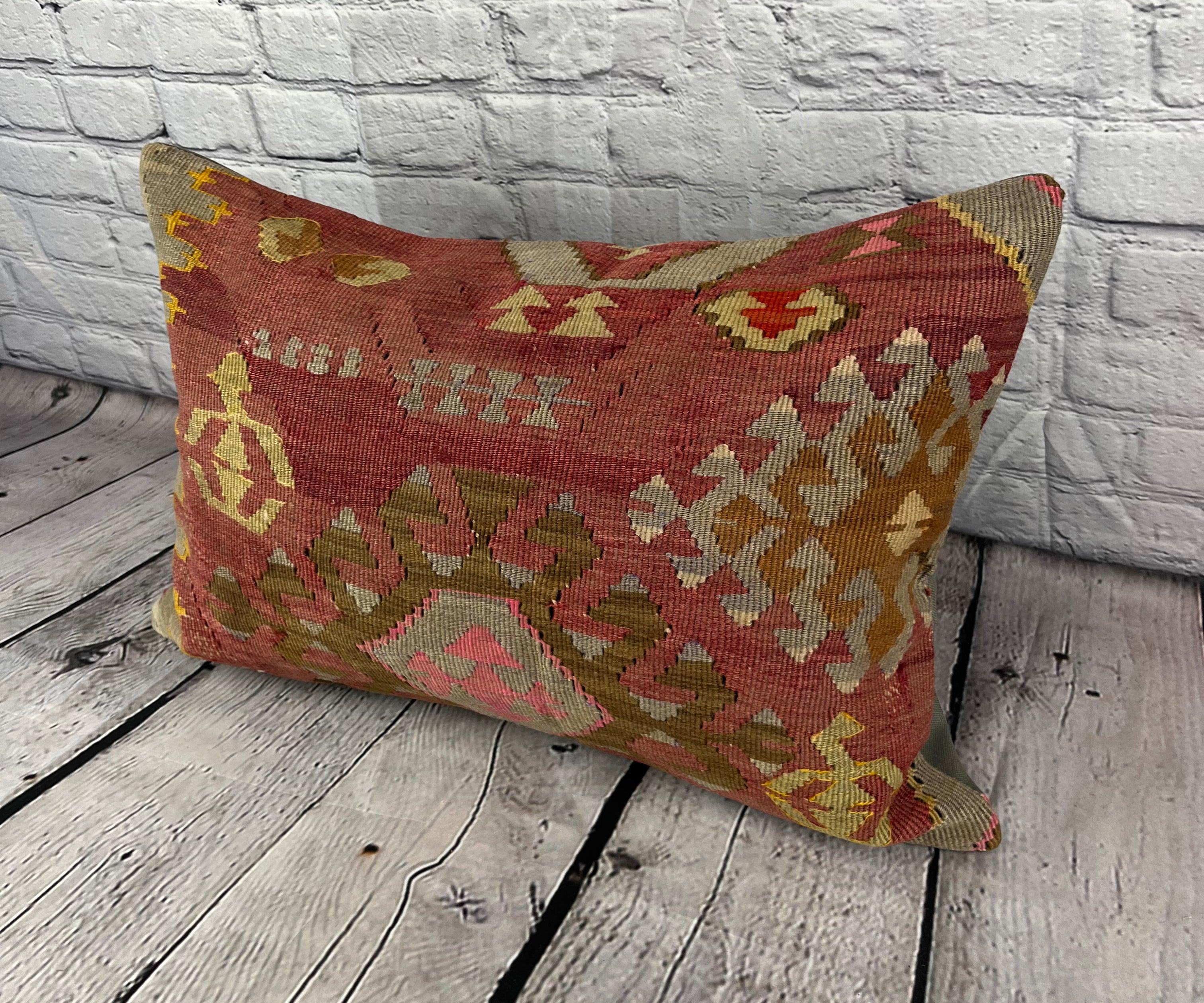 16 x 24 Kilim Pillow Turkish Cushion Istanbul Twilight Pillow Cushion Cover #6921 Verbessern Sie Ihr Zuhause mit unserem Kilim Pillow Turkish Kilim Cushion. Dieser exquisite, sorgfältig handgewebte Kissenbezug bringt einen Hauch von Eleganz und