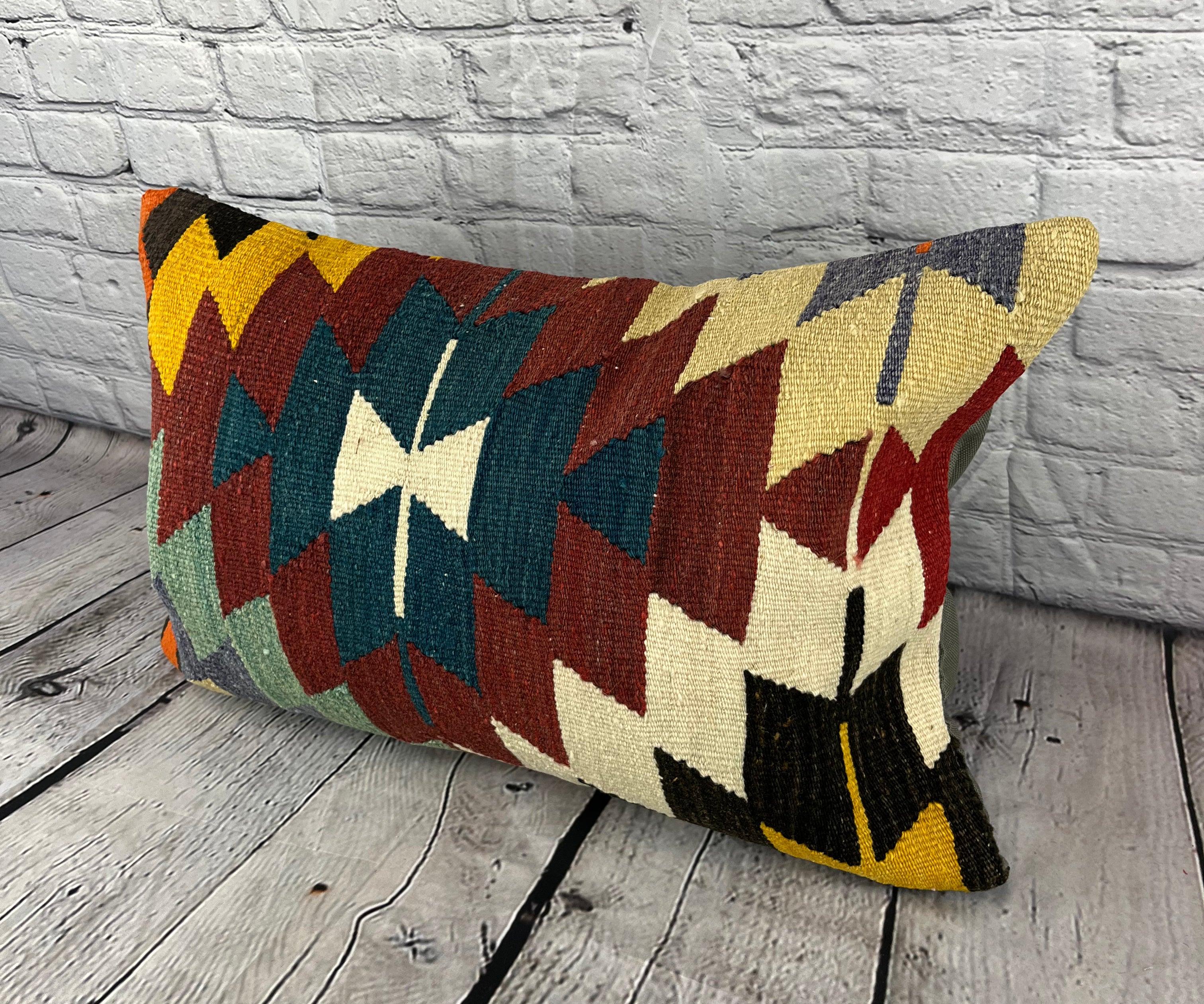 16 x 24 Kilim Kissen Türkisches Kissen Sapphire Sea Serenade Kissen Kissenbezug #6905 Verbessern Sie Ihr Zuhause mit unserem Kilim Kissen Türkisches Kilim Kissen. Dieser exquisite, sorgfältig handgewebte Kissenbezug bringt einen Hauch von Eleganz