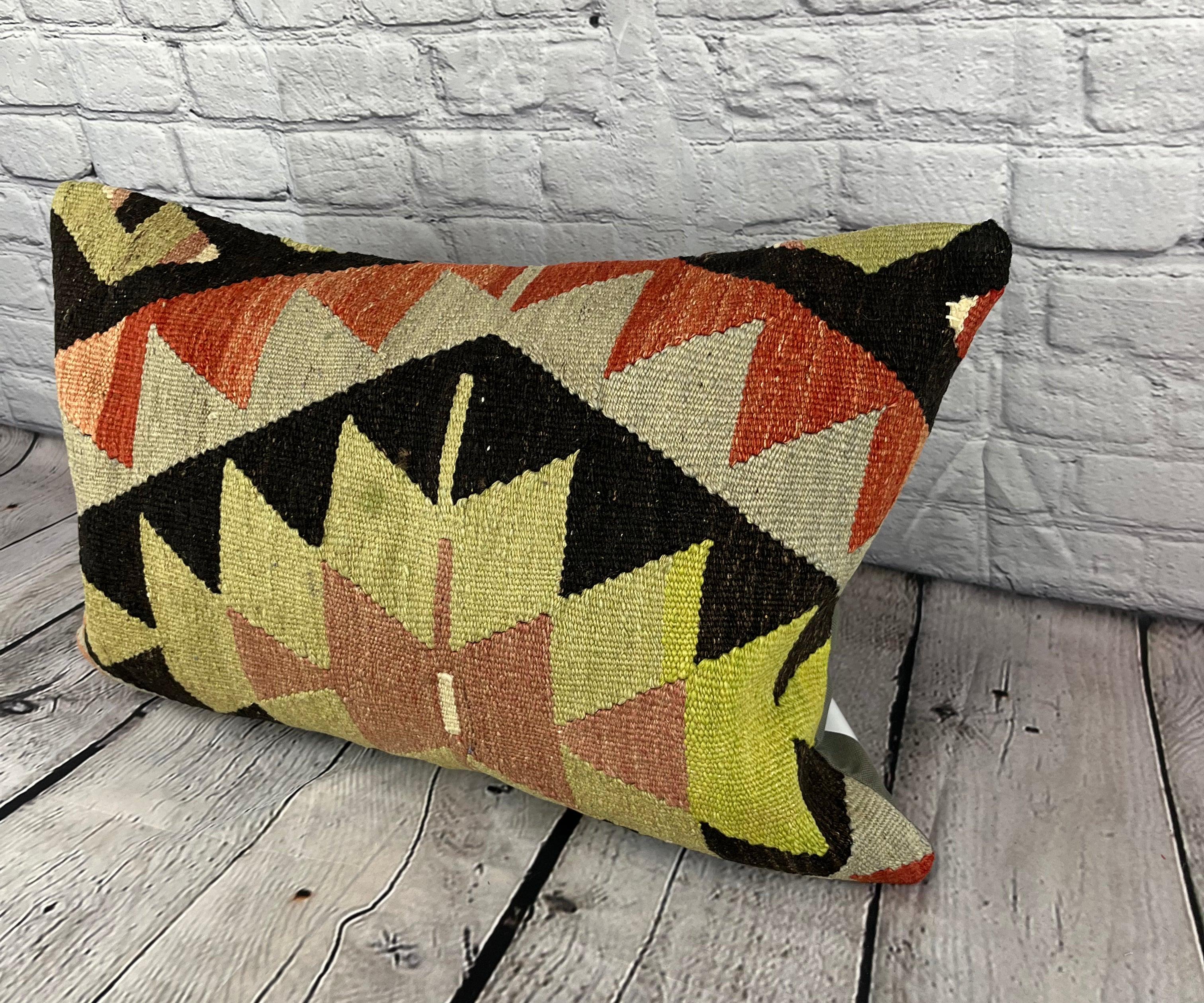16 x 24 Cojín Kilim Cojín Turco Cojín Sultanato Serenidad Funda de Cojín #6930 Mejora la decoración de tu hogar con nuestro cojín Kilim Cojín Kilim Turco. Esta exquisita funda de almohada, meticulosamente tejida a mano, aporta un toque de elegancia