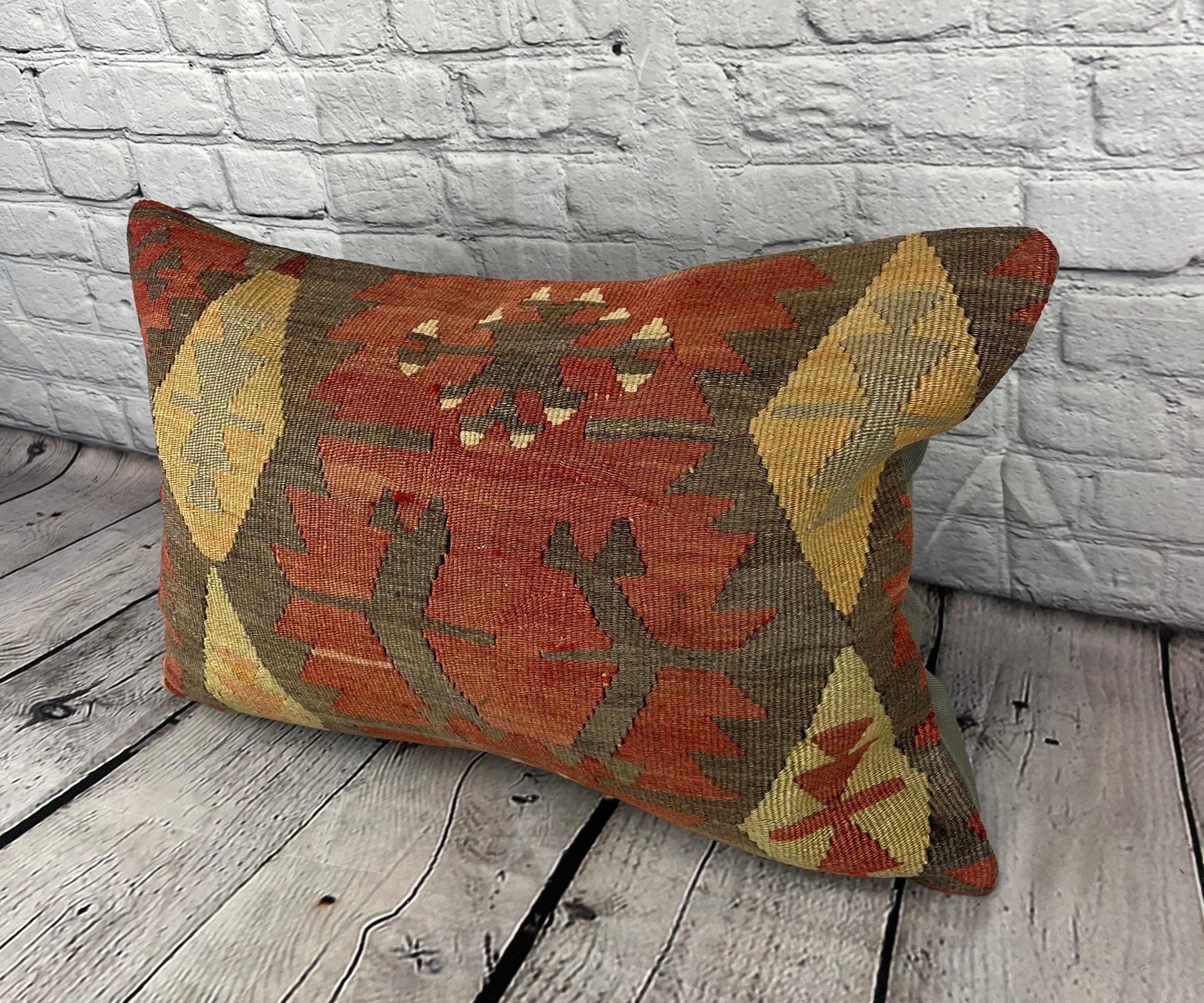 16 x 24 Cuscino Kilim Cuscino Turco Sultan's Treasure Cushion Cover #6914 Migliora l'arredamento della tua casa con il nostro Cuscino Kilim Turco. Questo squisito copricuscino, meticolosamente tessuto a mano, dona un tocco di eleganza e di eredità