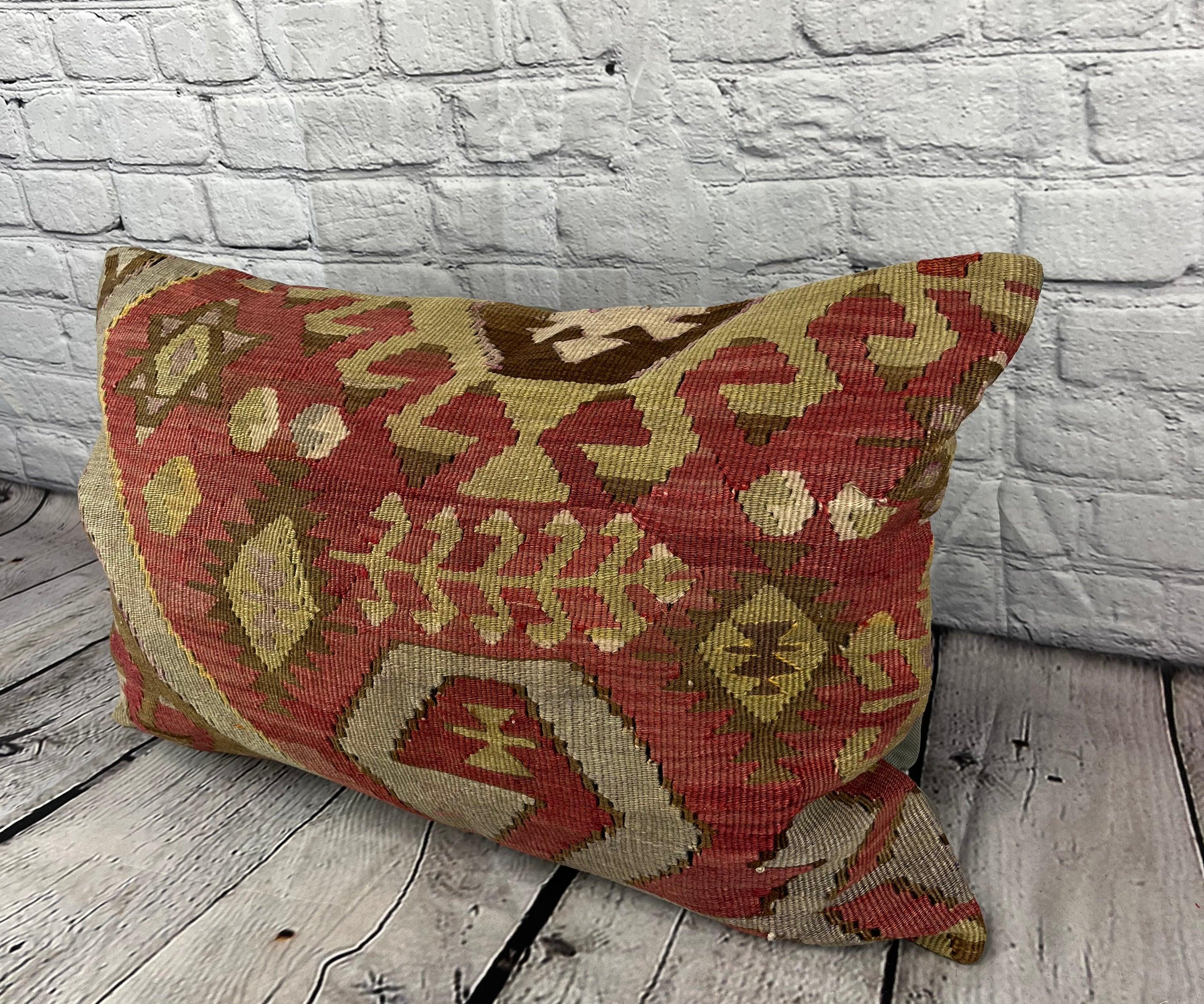 16 x 24 Kilim Pillow Turkish Cushion Terrace Tranquility Pillow Cushion Cover #6938 Verbessern Sie Ihr Zuhause mit unserem Kilim Pillow Turkish Kilim Cushion. Dieser exquisite, sorgfältig handgewebte Kissenbezug bringt einen Hauch von Eleganz und
