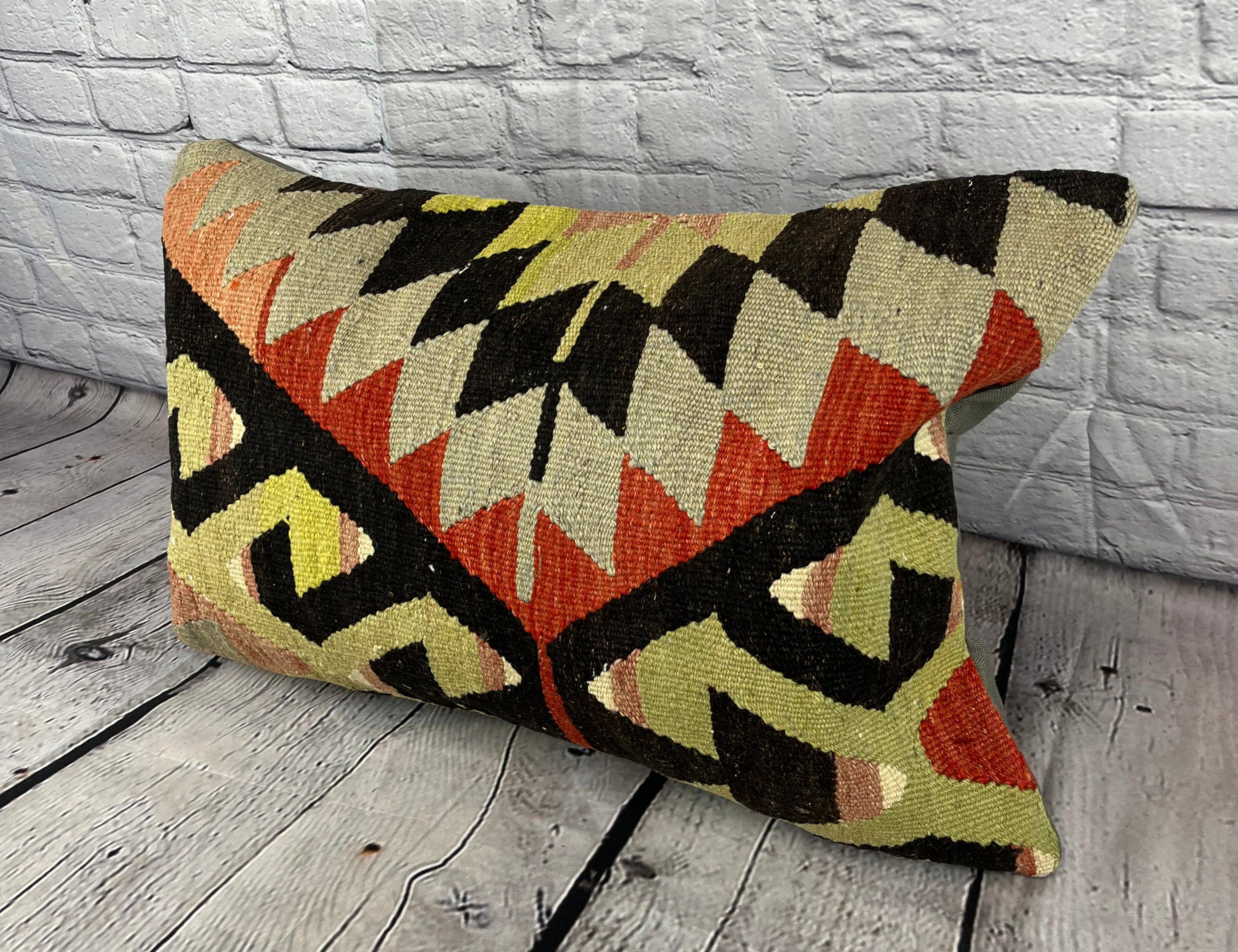 16 x 24 Kilim Pillow Turkish Cushion Twilight Serenity Pillow Cushion Cover #6843 Verbessern Sie Ihr Zuhause mit unserem Kilim Pillow Turkish Kilim Cushion. Dieser exquisite, sorgfältig handgewebte Kissenbezug bringt einen Hauch von Eleganz und