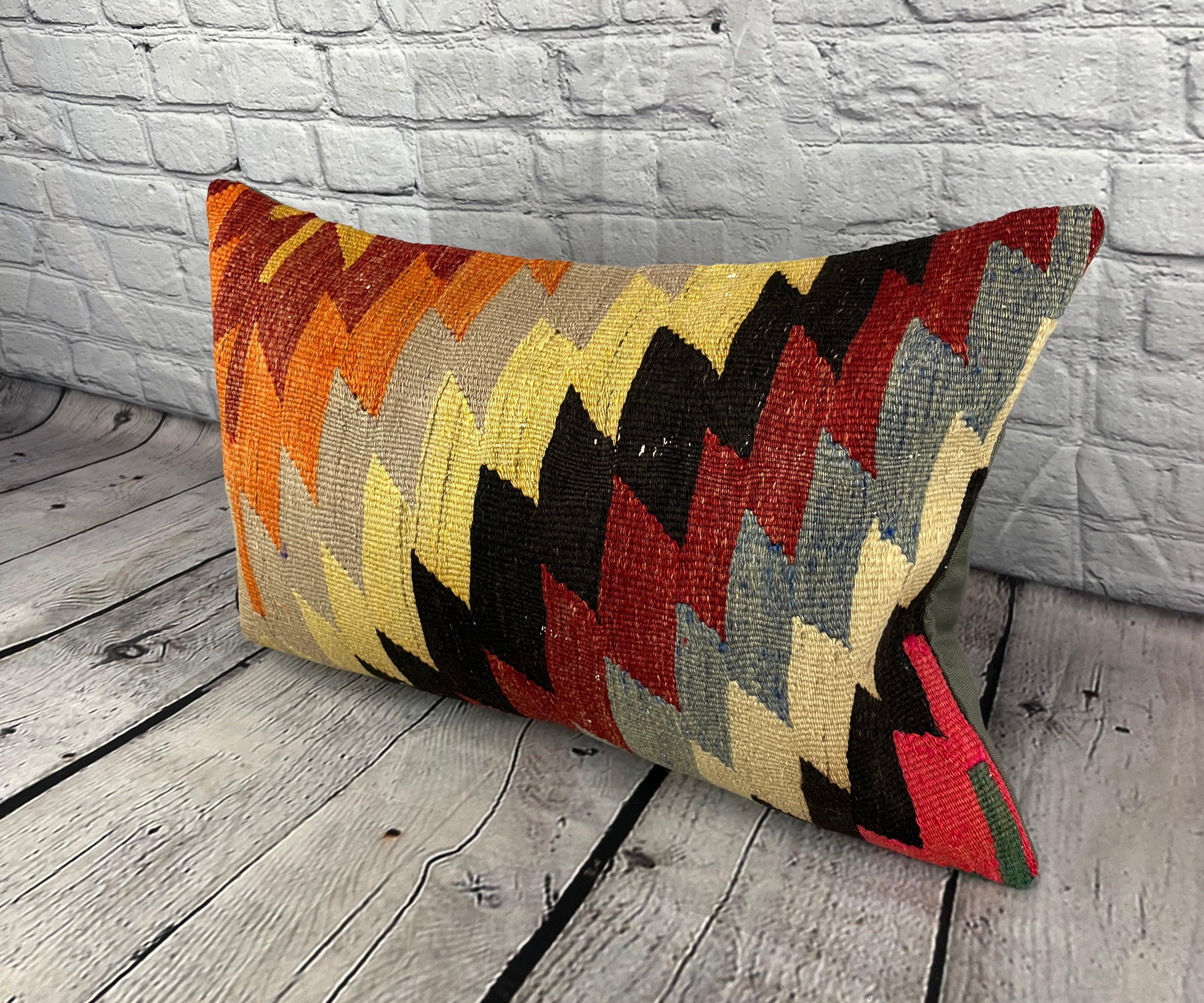 16 x 24 Kilim Pillow Turkish Cushion Twilight Serenity Pillow Cushion Cover #6867 Améliorez votre décoration intérieure avec notre Kilim Pillow Turkish Kilim Cushion. Cette exquise housse de coussin, méticuleusement tissée à la main, apporte une