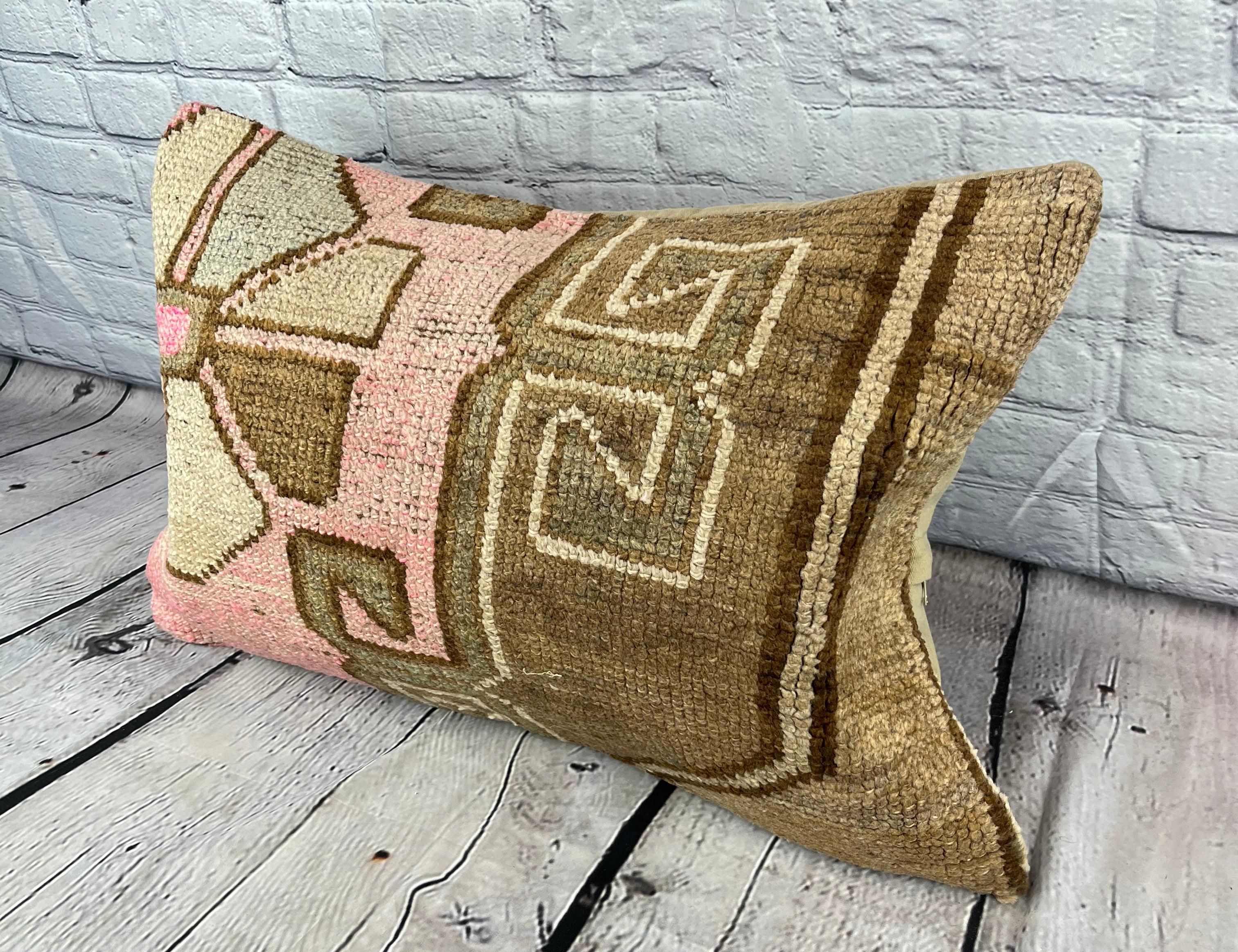 16 x 24 Cuscino Rug Aegean Bliss Turkish Pillow Cushion Cover #7683 Migliora l'arredamento della tua casa con il nostro cuscino Rug Pillow Turkish Rug Cushion. Questo squisito copricuscino, meticolosamente tessuto a mano, dona un tocco di eleganza e