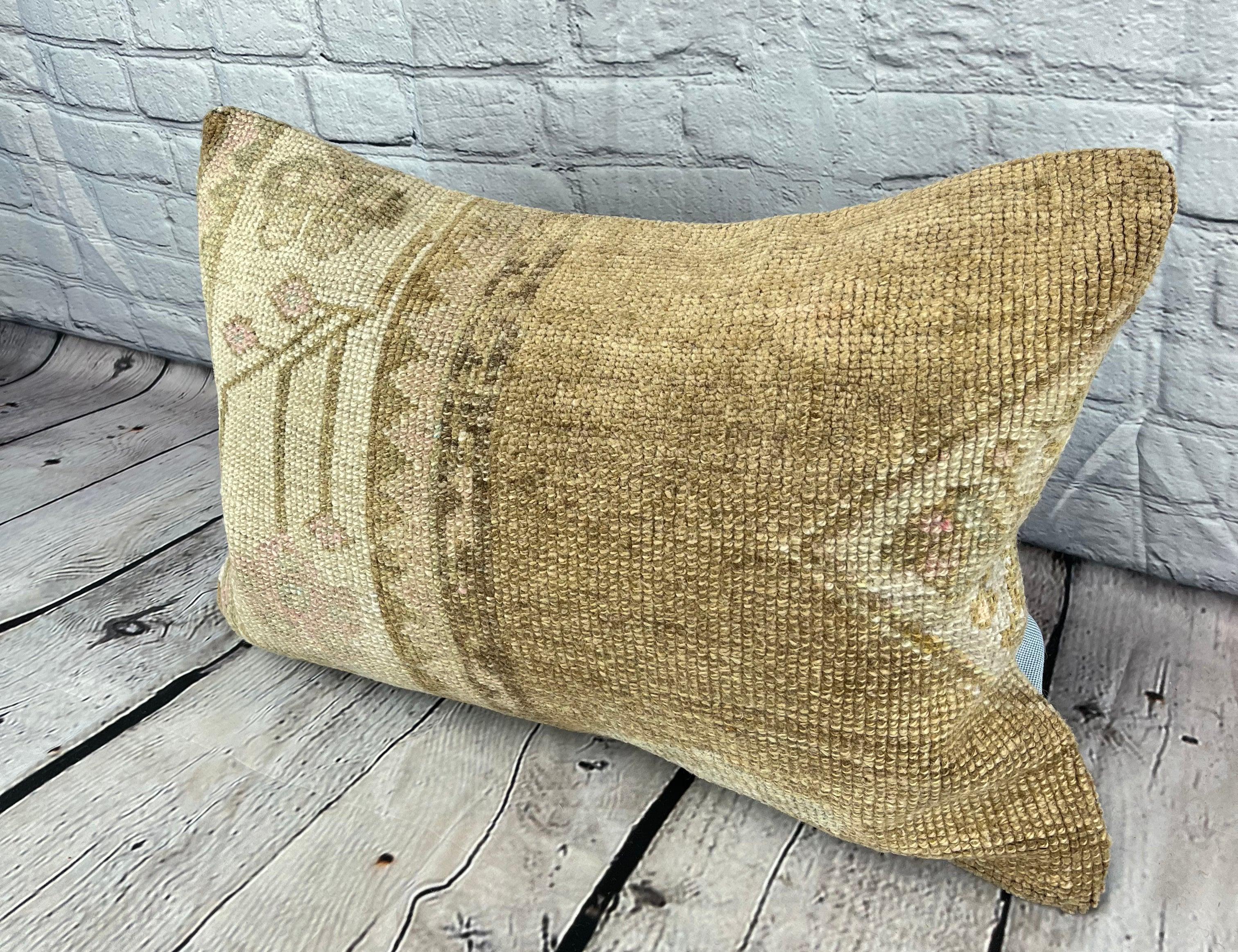 16 x 24 Rug Pillow Aegean Cascade Turkish Pillow Cushion Cover #7457 Migliora l'arredamento della tua casa con il nostro Rug Pillow Turkish Rug Cushion. Questo squisito copricuscino, meticolosamente tessuto a mano, dona un tocco di eleganza e di