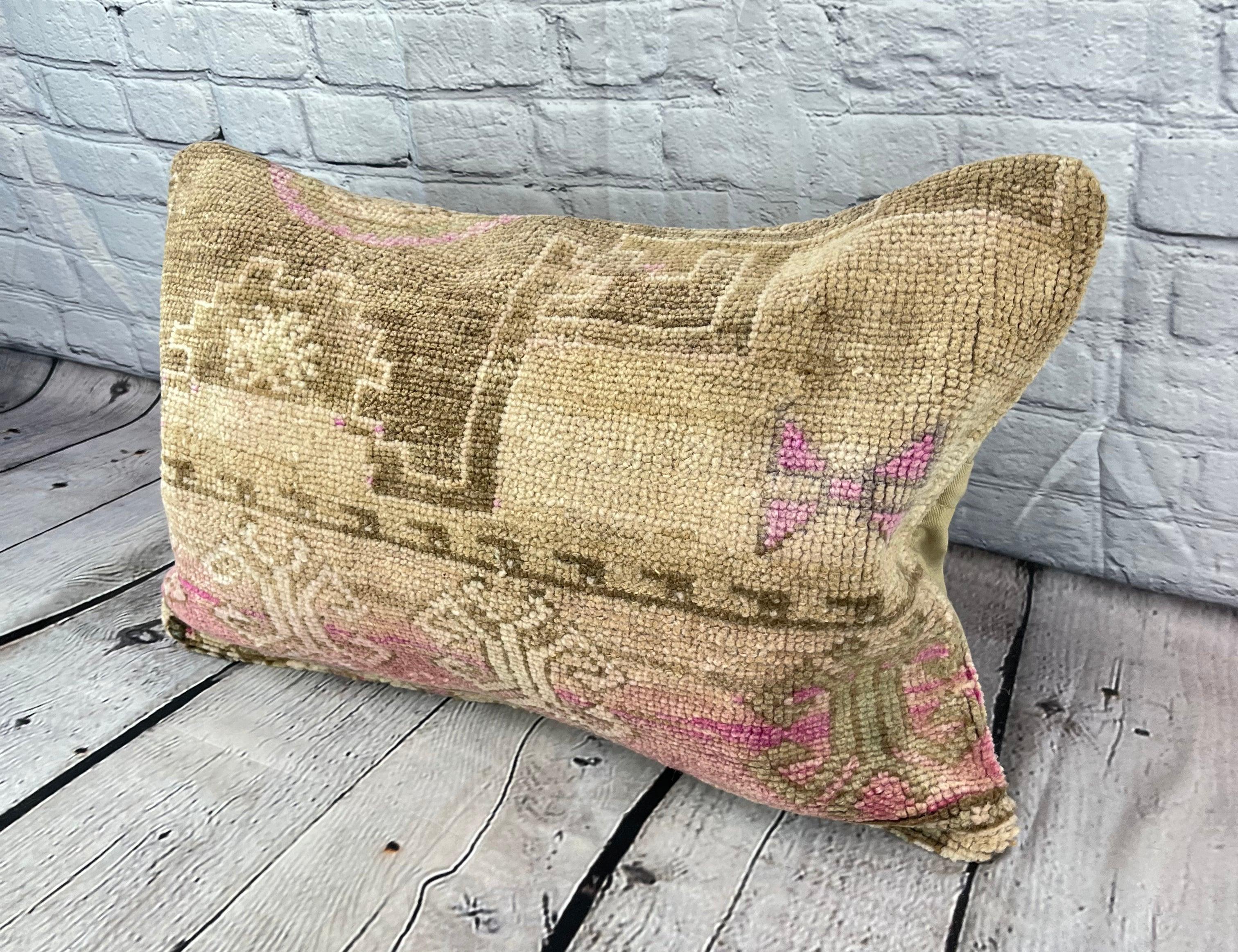 16 x 24 Rug Pillow Aegean Enchantment Turkish Pillow Cushion Cover #7838 Migliora l'arredamento della tua casa con il nostro Rug Pillow Turkish Rug Cushion. Questo squisito copricuscino, meticolosamente tessuto a mano, dona un tocco di eleganza e di