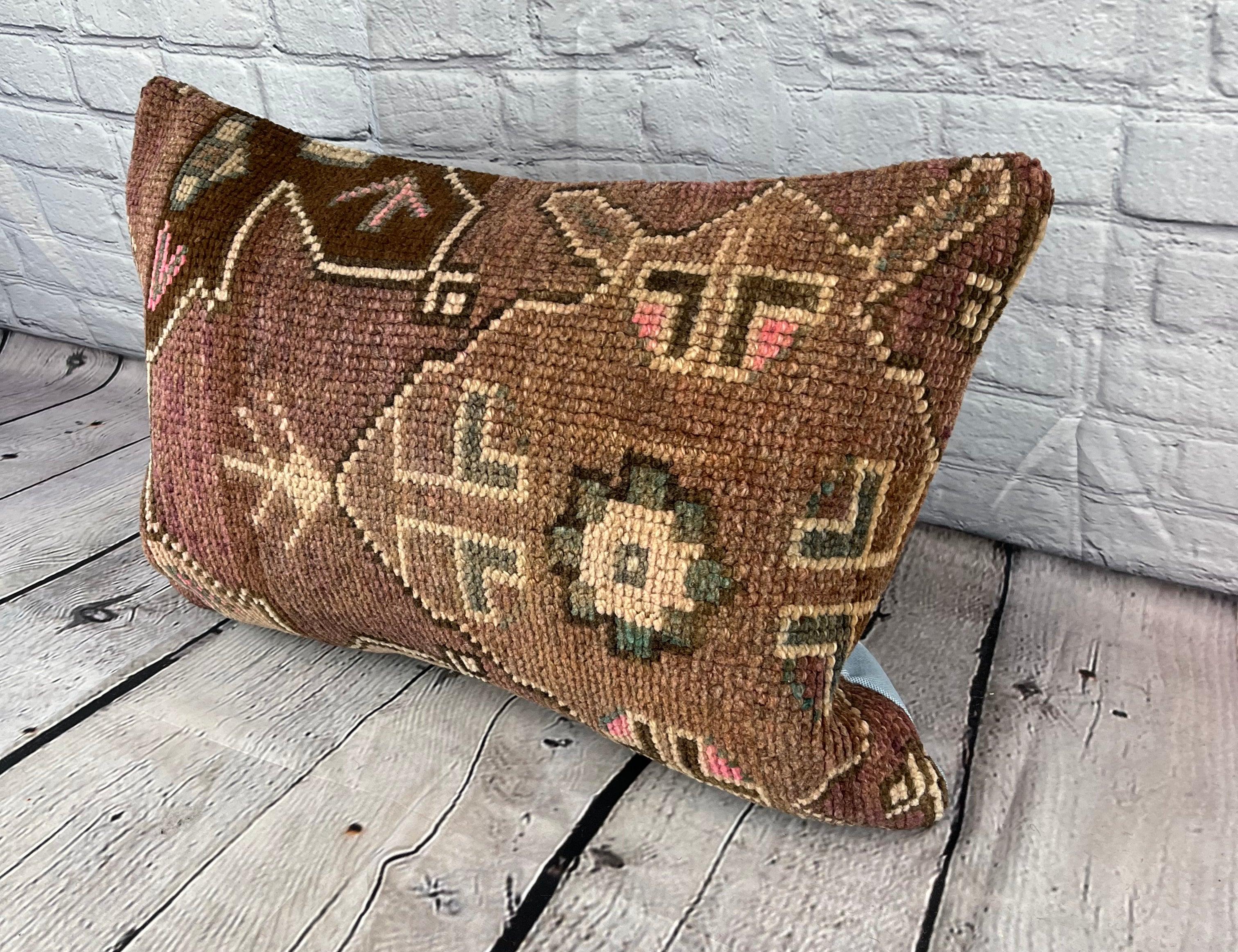 16 x 24 Cuscino Tappeto Egeo Armonia Turca Cuscino Copricuscino #7419 Migliora l'arredamento della tua casa con il nostro Cuscino Tappeto Turco. Questo squisito copricuscino, meticolosamente tessuto a mano, dona un tocco di eleganza e di eredità