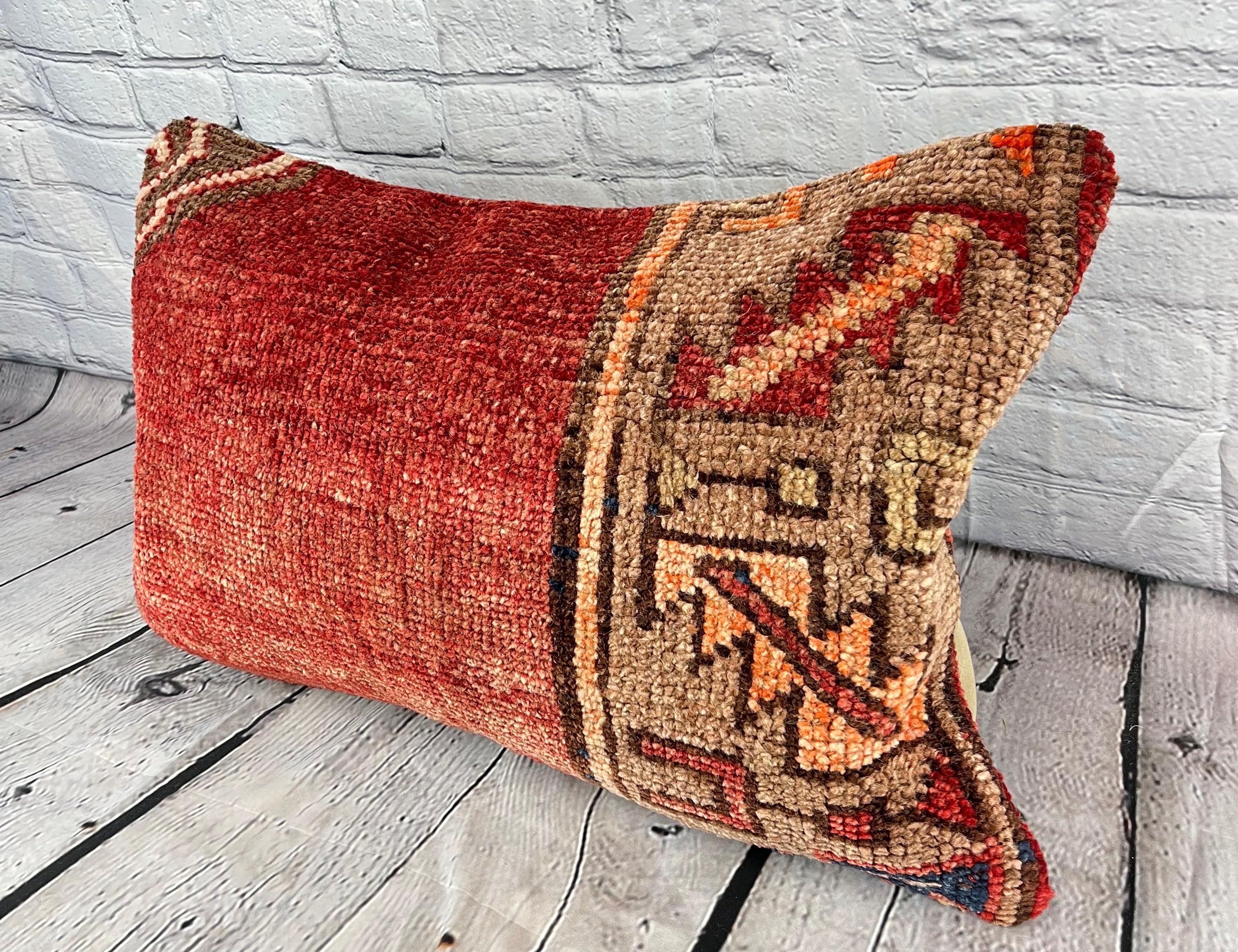 16 x 24 Cuscino Tappeto Egeo Armonia Turca Copricuscino #7704 Migliora l'arredamento della tua casa con il nostro Cuscino Tappeto Turco. Questo squisito copricuscino, meticolosamente tessuto a mano, dona un tocco di eleganza e di eredità culturale a