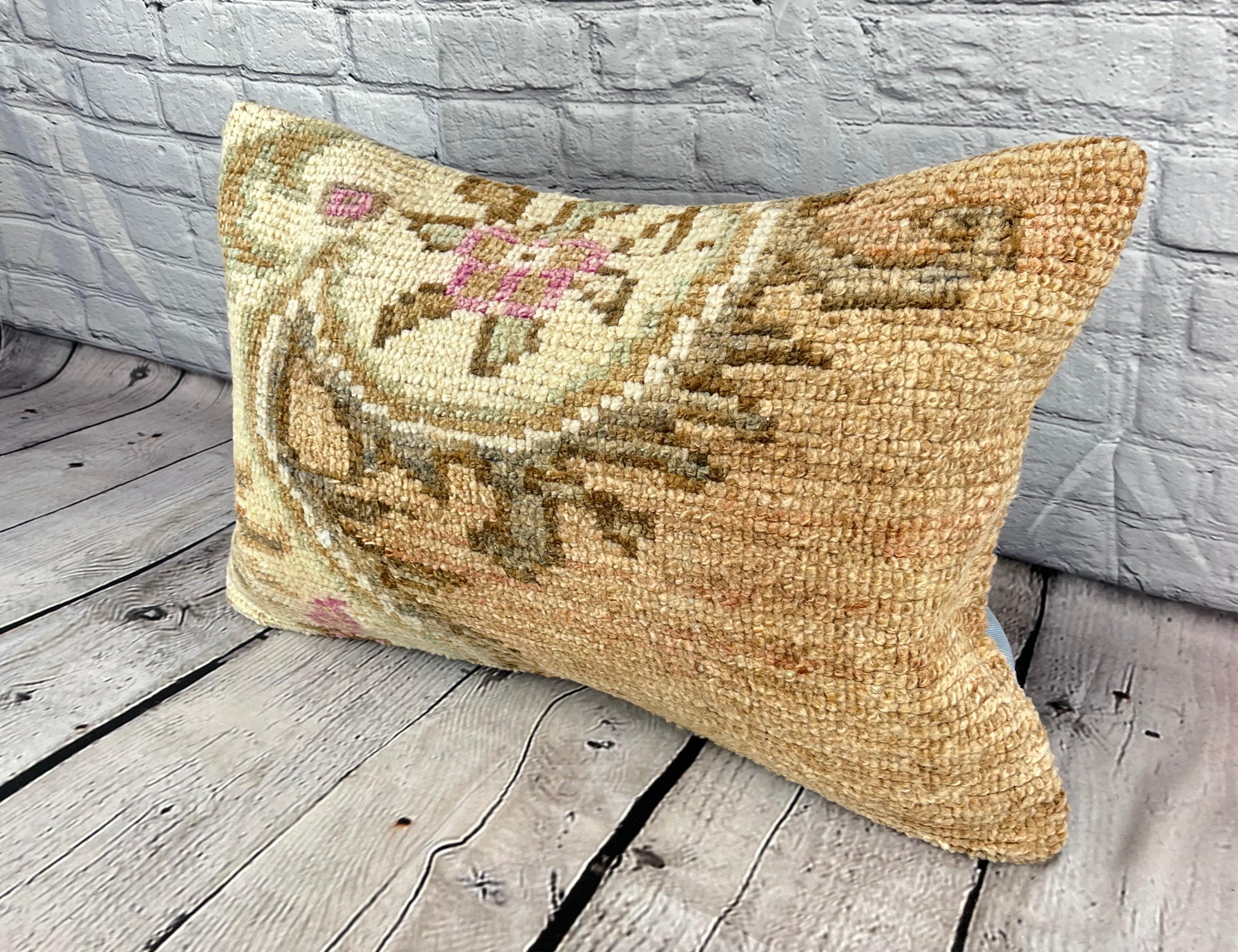 16 x 24 Rug Pillow Aegean Retreat Turkish Pillow Cushion Cover #7470 Verbessern Sie Ihr Zuhause mit unserem Rug Pillow Turkish Rug Cushion. Dieser exquisite, sorgfältig handgewebte Kissenbezug bringt einen Hauch von Eleganz und kulturellem Erbe in