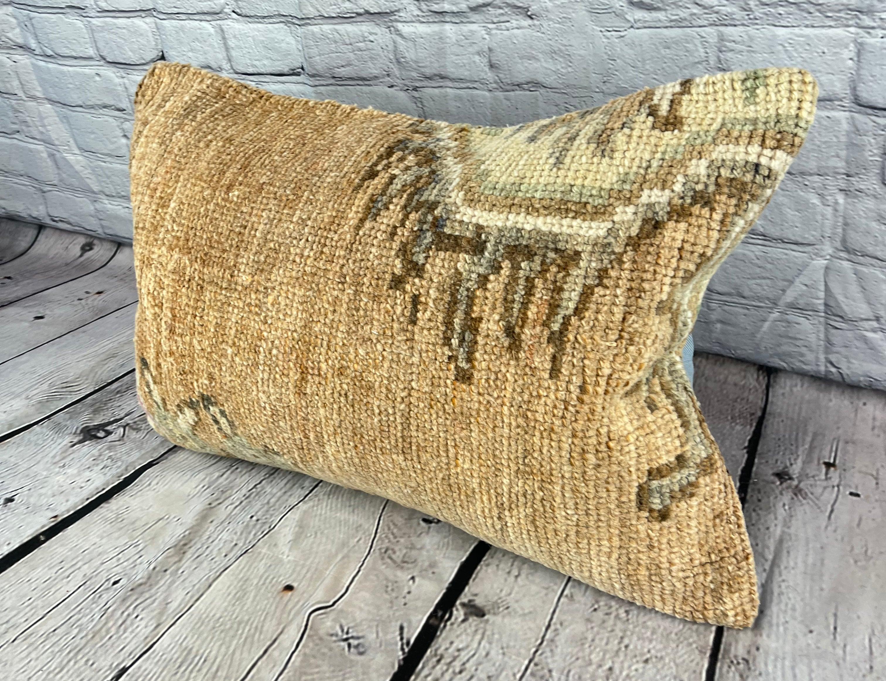 16 x 24 Rug Pillow Aegean Reverie Turkish Pillow Cushion Cover #7438 Migliora l'arredamento della tua casa con il nostro Rug Pillow Turkish Rug Cushion. Questo squisito copricuscino, meticolosamente tessuto a mano, dona un tocco di eleganza e di
