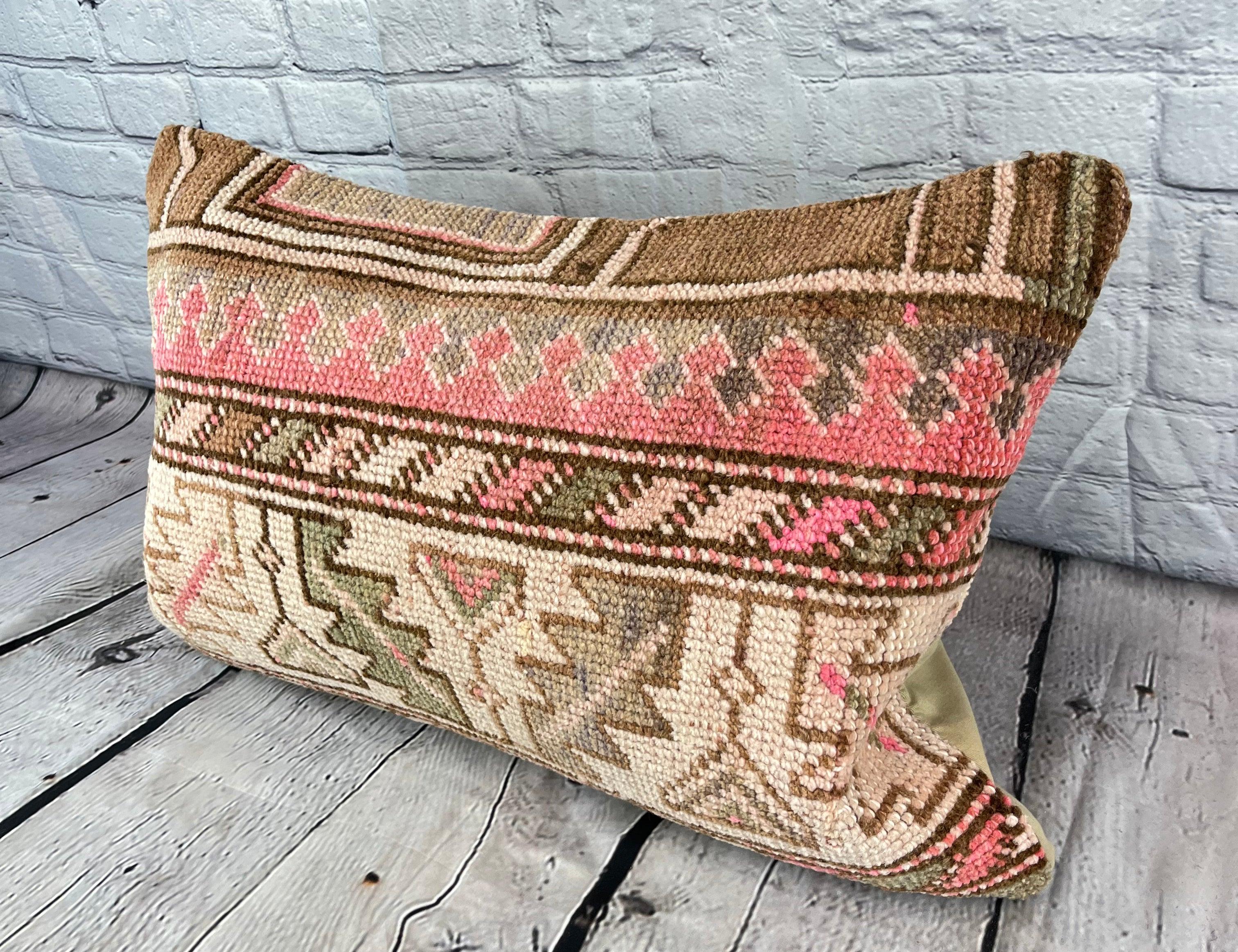 16 x 24 Rug Pillow Anatolian Echoes Turkish Pillow Cushion Cover #7846 Migliora l'arredamento della tua casa con il nostro Rug Pillow Turkish Rug Cushion. Questo squisito copricuscino, meticolosamente tessuto a mano, dona un tocco di eleganza e di