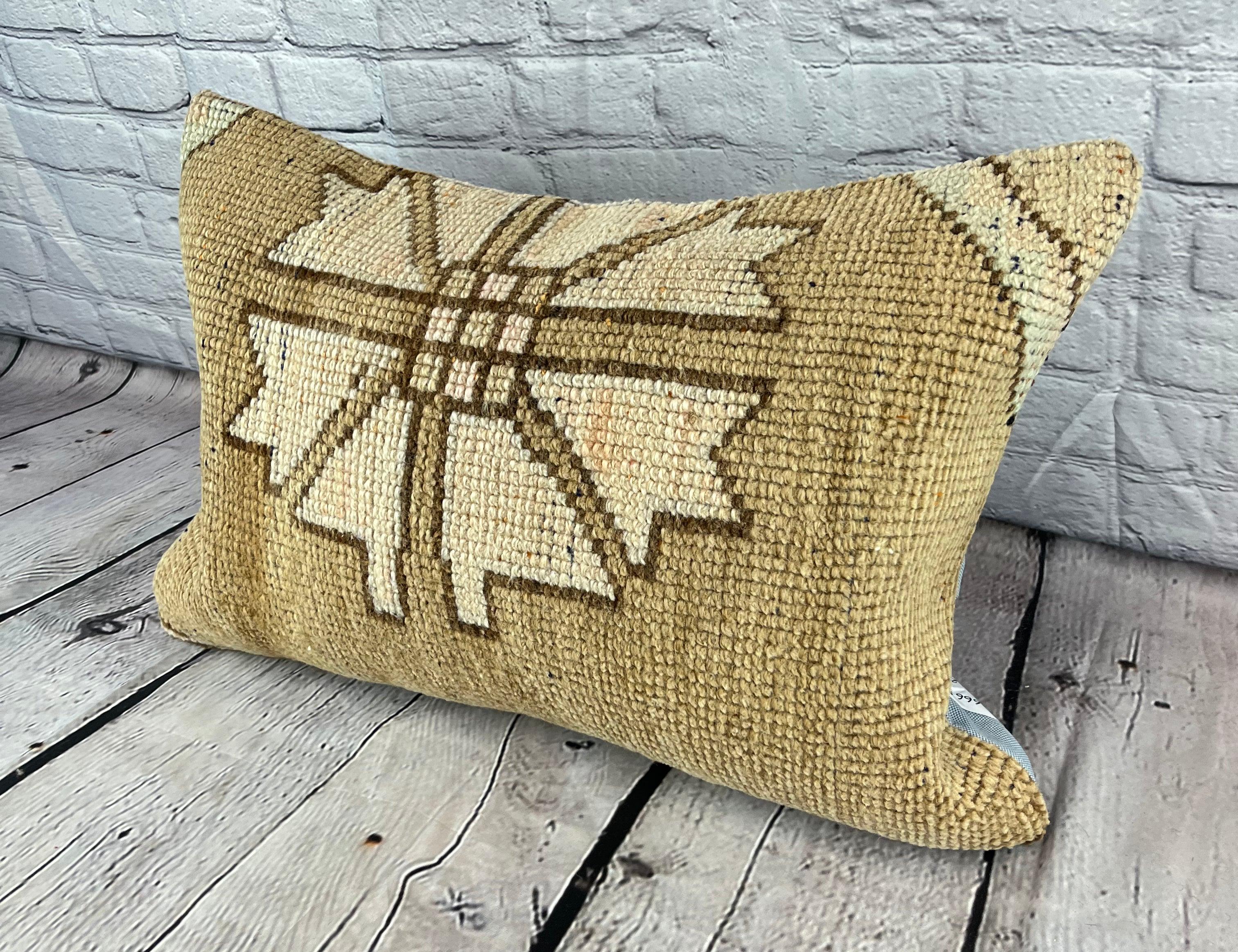 16 x 24 Rug Pillow Anatolian Ember Turkish Pillow Cushion Cover #6665 Verbessern Sie Ihr Heimdekor mit unserem Rug Pillow Turkish Rug Cushion. Dieser exquisite, sorgfältig handgewebte Kissenbezug bringt einen Hauch von Eleganz und kulturellem Erbe