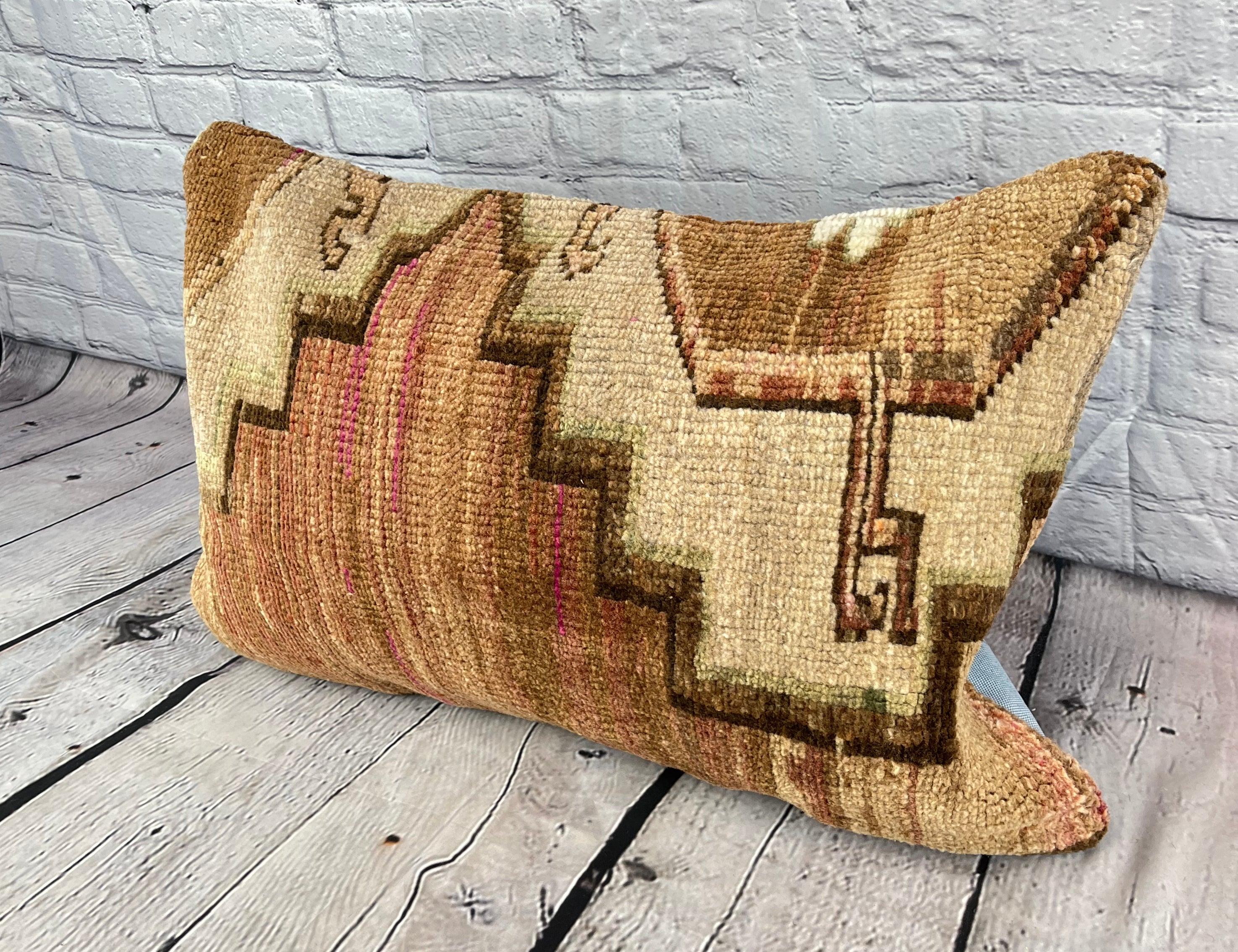 16 x 24 Rug Pillow Anatolian Essence Turkish Pillow Cushion Cover #7464 Verbessern Sie Ihr Zuhause mit unserem Rug Pillow Turkish Rug Cushion. Dieser exquisite, sorgfältig handgewebte Kissenbezug bringt einen Hauch von Eleganz und kulturellem Erbe