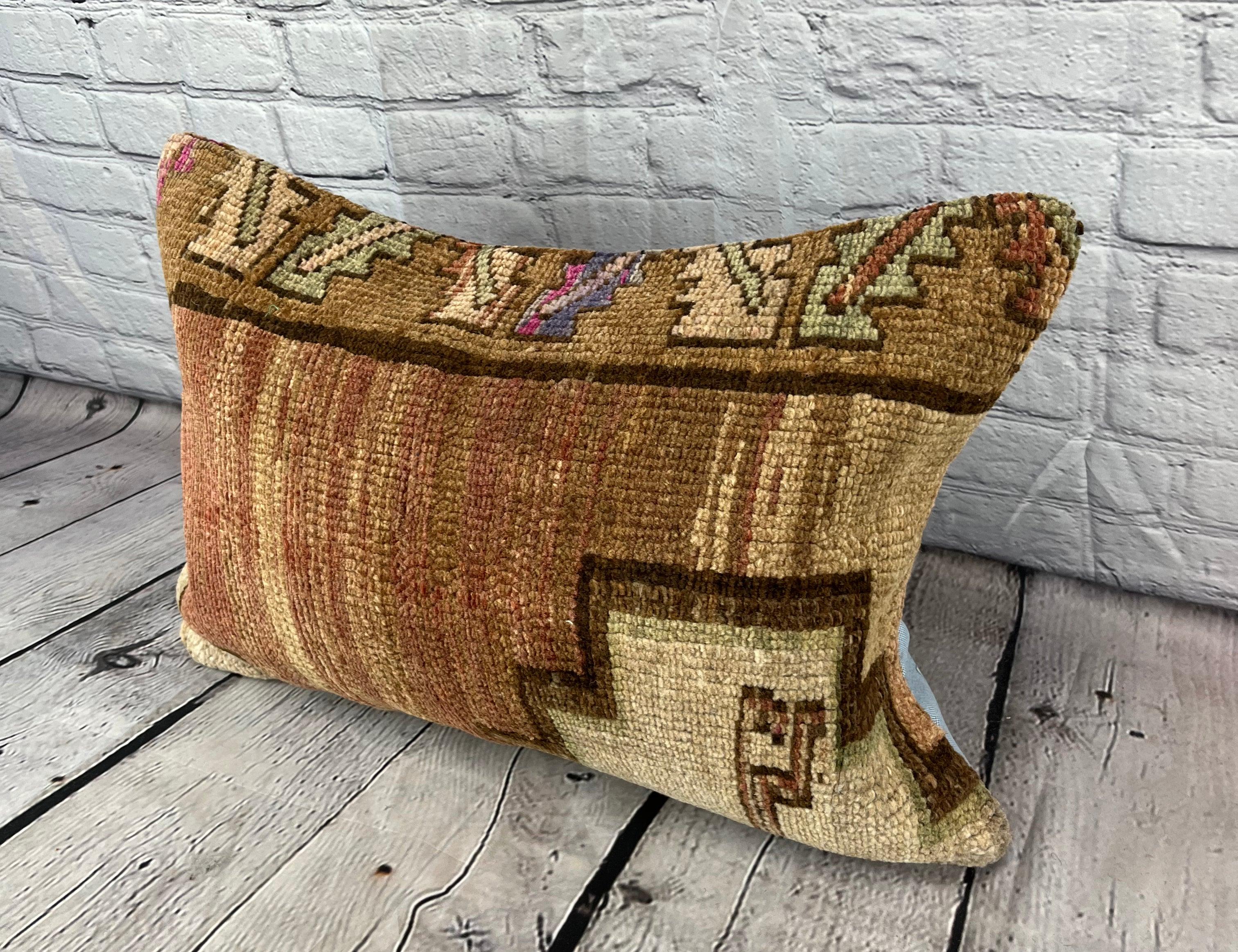 16 x 24 Rug Pillow Anatolian Harmonie Turkish Pillow Cushion Cover #7444 Migliora l'arredamento della tua casa con il nostro Rug Pillow Turkish Rug Cushion. Questo squisito copricuscino, meticolosamente tessuto a mano, dona un tocco di eleganza e di