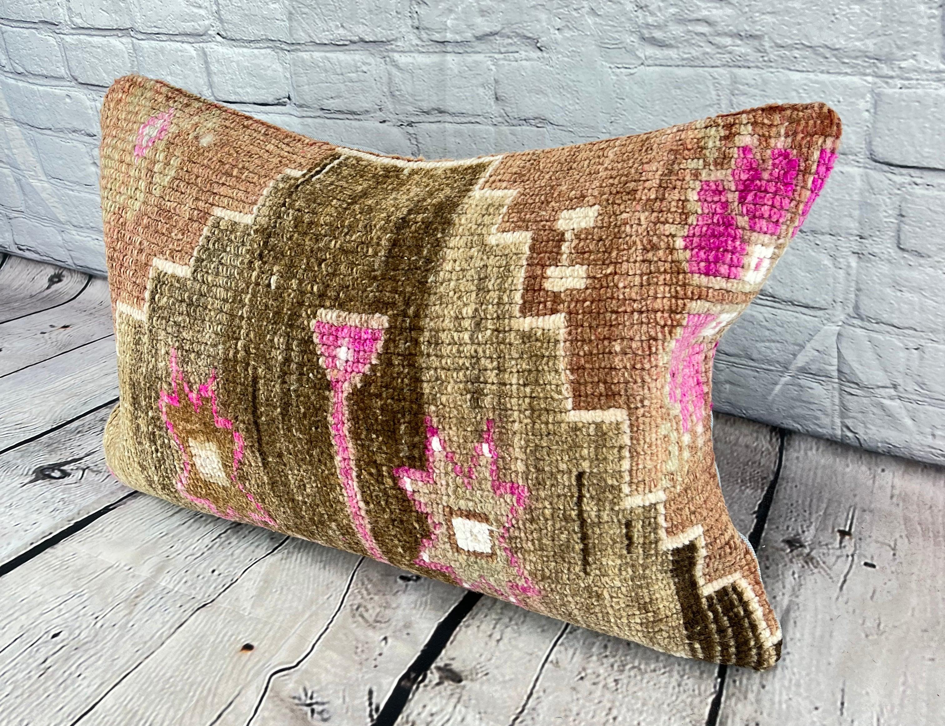 16 x 24 Rug Pillow Anatolian Harmony Turkish Pillow Cushion Cover #7455 Migliora l'arredamento della tua casa con il nostro Rug Pillow Turkish Rug Cushion. Questo squisito copricuscino, meticolosamente tessuto a mano, dona un tocco di eleganza e di