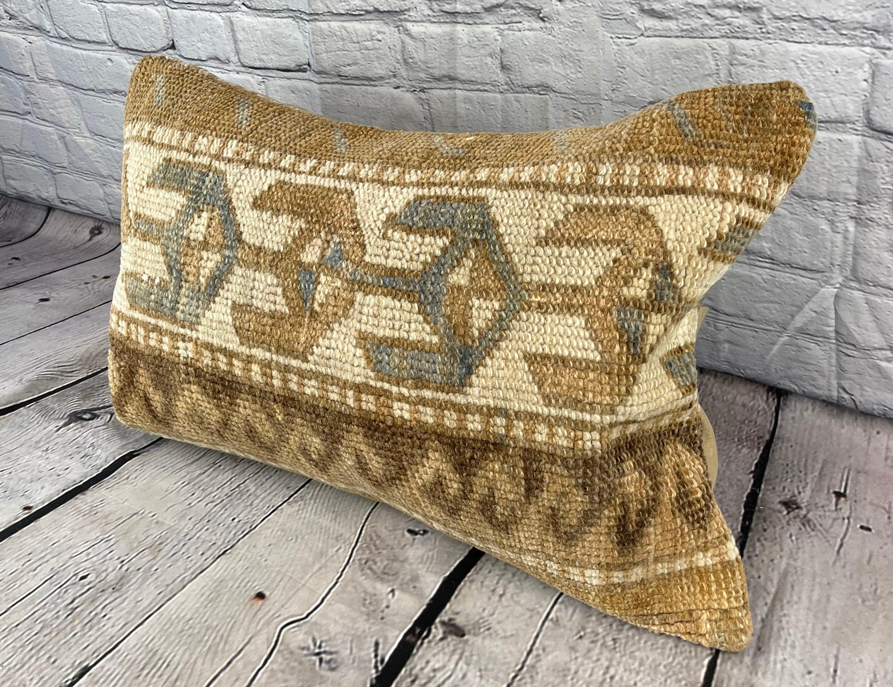 16 x 24 Rug Pillow Anatolian Haven Turkish Pillow Cushion Cover #7845 Migliora l'arredamento della tua casa con il nostro Rug Pillow Turkish Rug Cushion. Questo squisito copricuscino, meticolosamente tessuto a mano, dona un tocco di eleganza e di