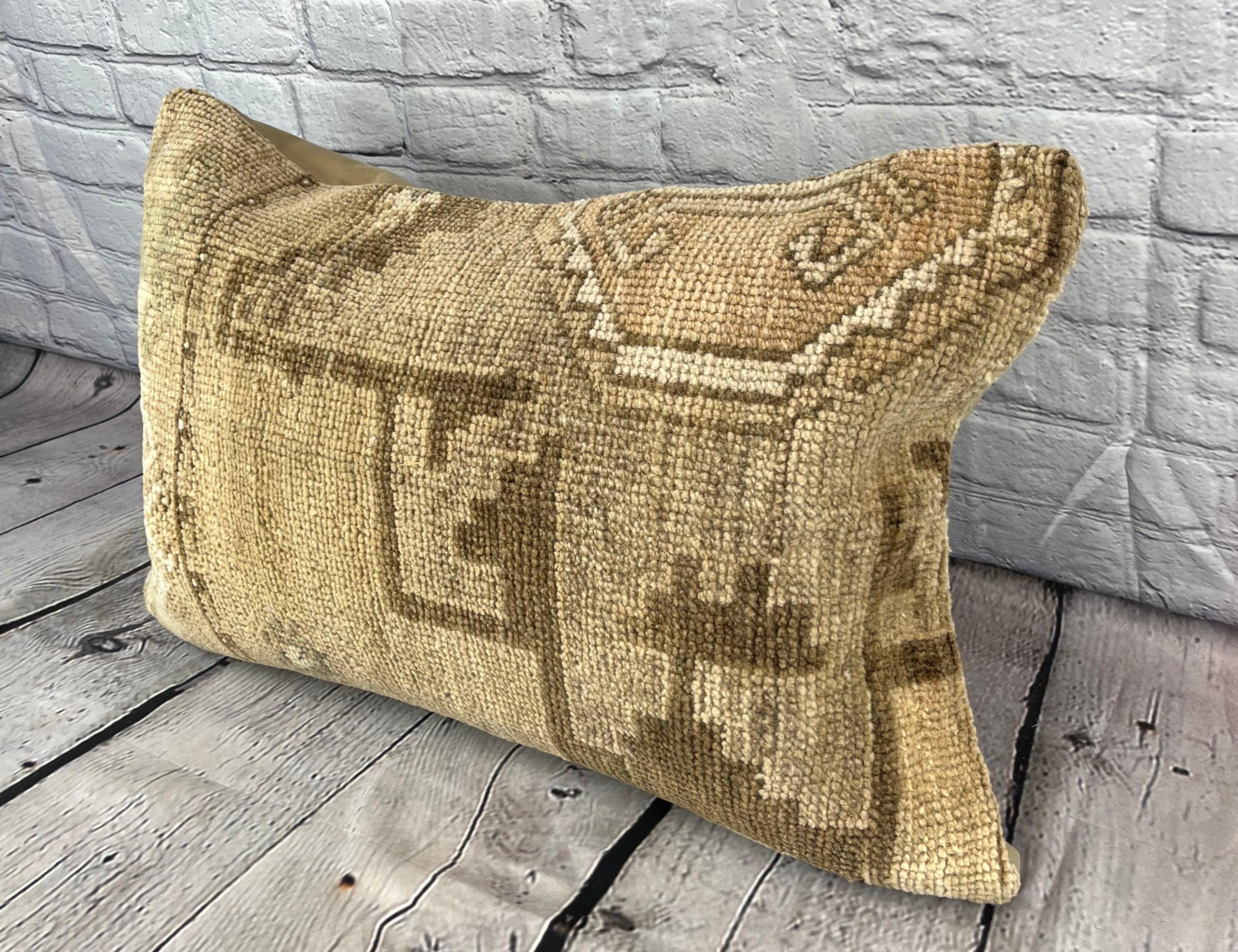16 x 24 Rug Pillow Anatolian Luminescence Turkish Pillow Cushion Cover #7732 Migliora l'arredamento della tua casa con il nostro Rug Pillow Turkish Rug Cushion. Questo squisito copricuscino, meticolosamente tessuto a mano, dona un tocco di eleganza