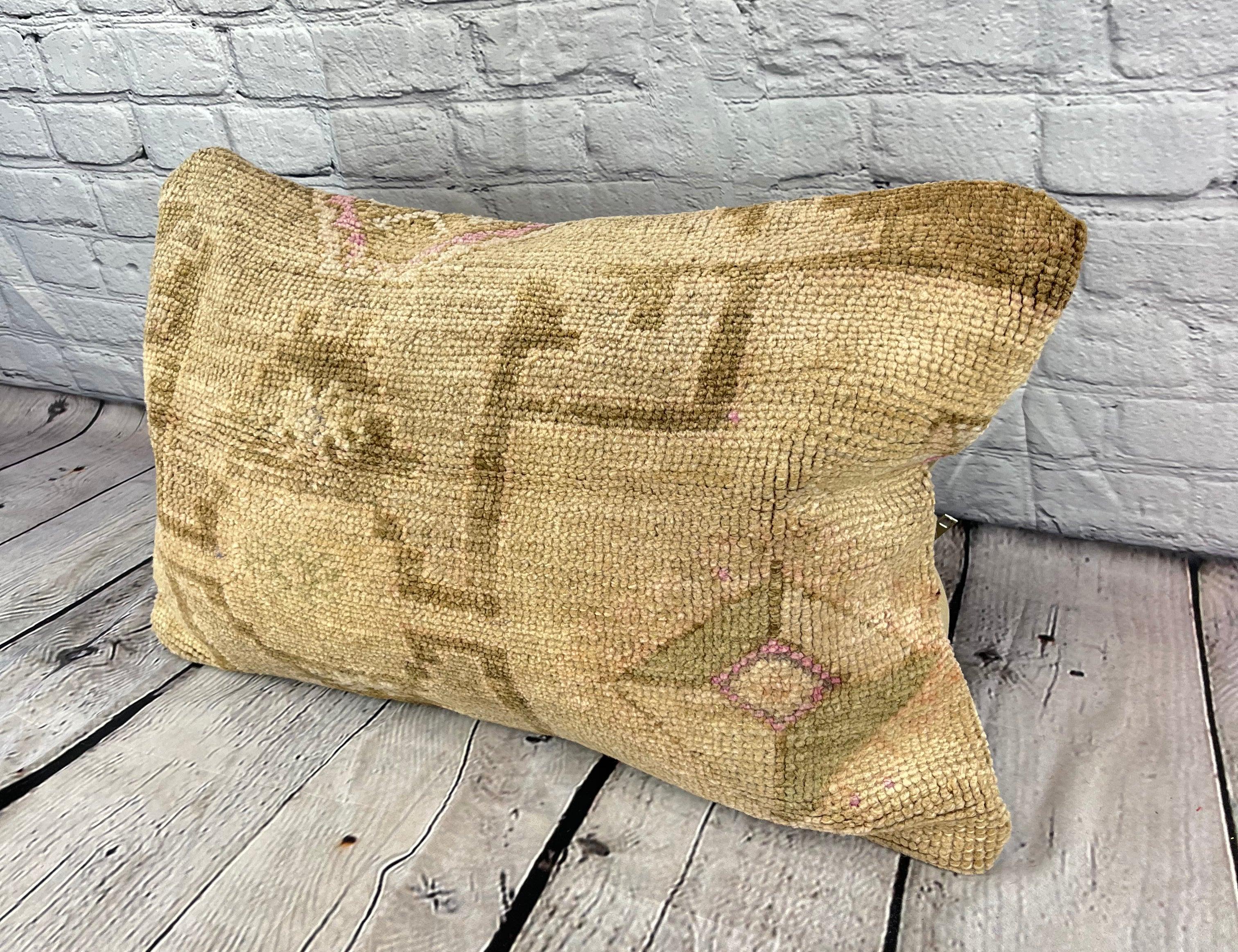 16 x 24 Cuscino Tappeto Bosporus Breeze Cuscino Turco Copricuscino #7697 Migliora l'arredamento della tua casa con il nostro Cuscino Tappeto Turco. Questo squisito copricuscino, meticolosamente tessuto a mano, dona un tocco di eleganza e di eredità