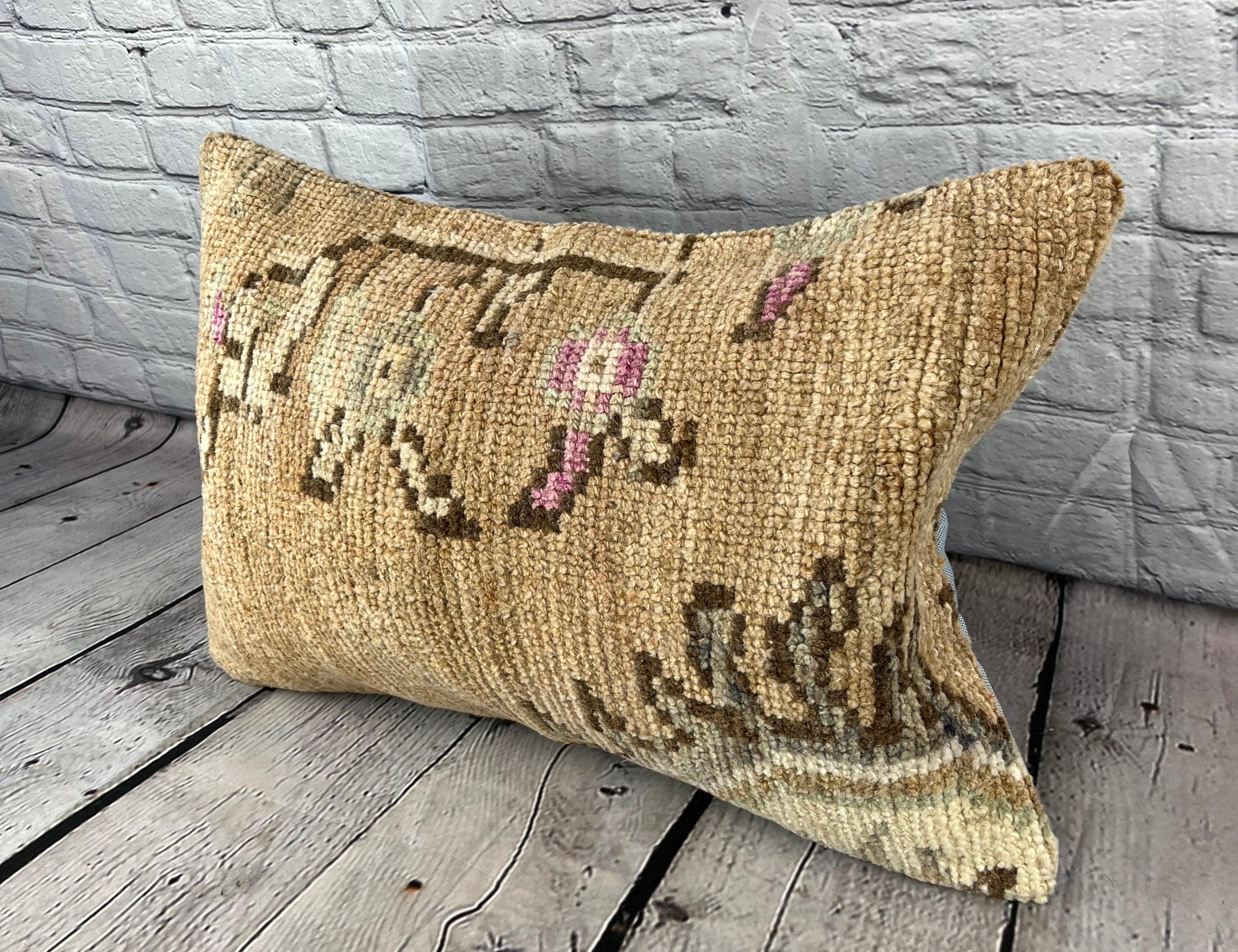 16 x 24 Rug Pillow Bosporus Drift Turkish Pillow Cushion Cover #7416 Verbessern Sie Ihr Zuhause mit unserem Rug Pillow Turkish Rug Cushion. Dieser exquisite, sorgfältig handgewebte Kissenbezug bringt einen Hauch von Eleganz und kulturellem Erbe in