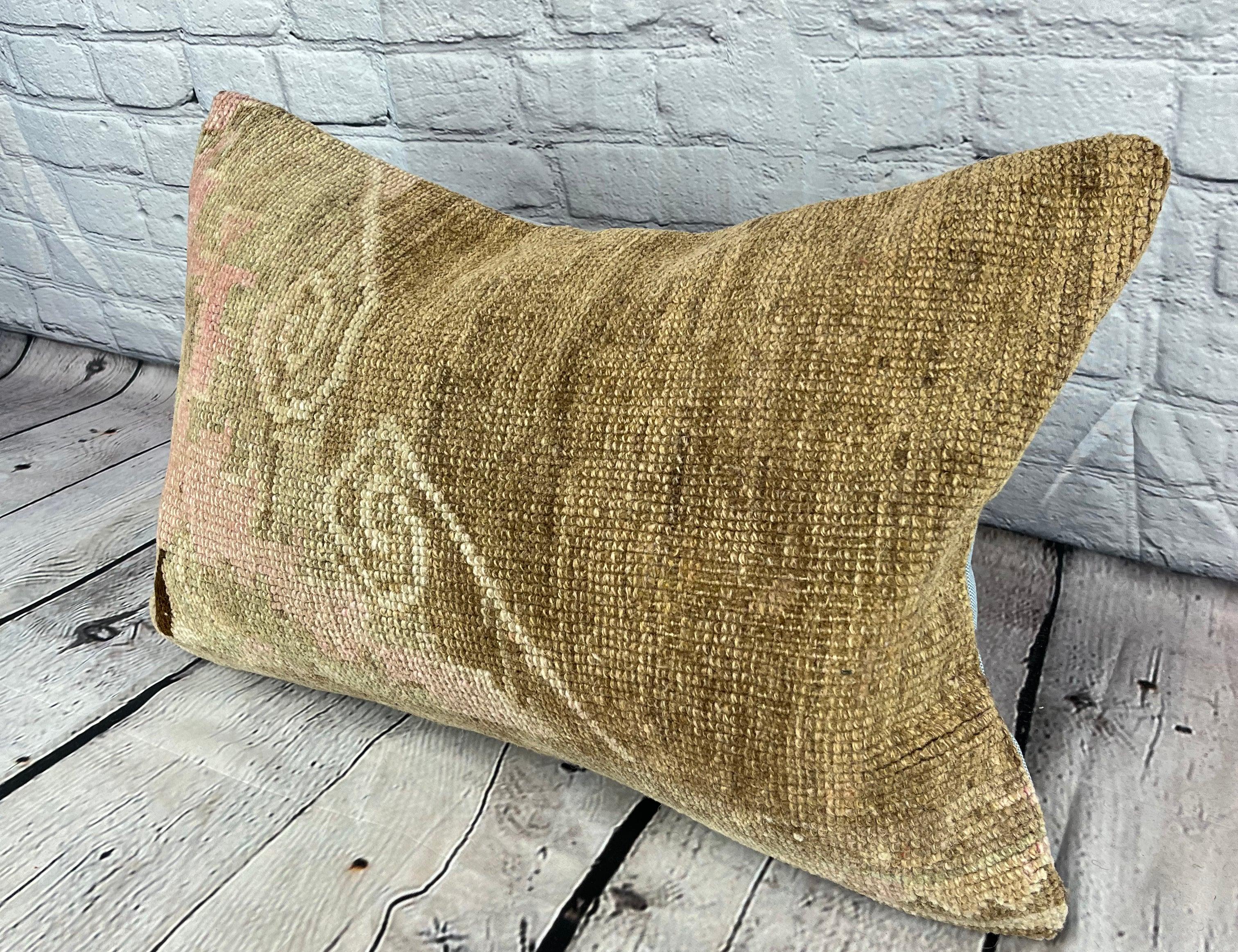 16 x 24 Rug Pillow Bosporus Harmony Turkish Pillow Cushion Cover #7440 Verbessern Sie Ihr Zuhause mit unserem Rug Pillow Turkish Rug Cushion. Dieser exquisite, sorgfältig handgewebte Kissenbezug bringt einen Hauch von Eleganz und kulturellem Erbe in