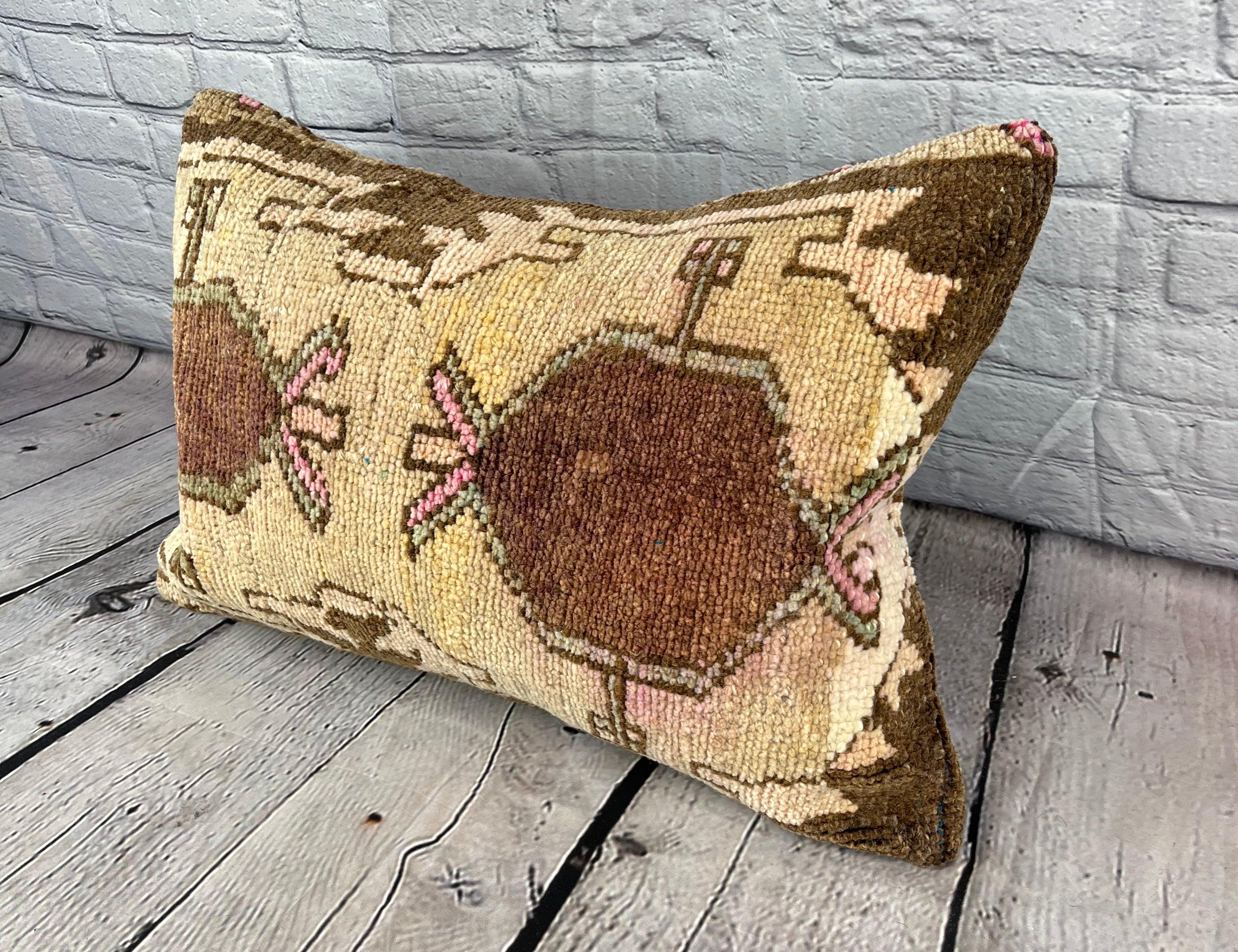 16 x 24 Rug Pillow Bosporus Whispers Turkish Pillow Cushion Cover #7485 Migliora l'arredamento della tua casa con il nostro Rug Pillow Turkish Rug Cushion. Questo squisito copricuscino, meticolosamente tessuto a mano, dona un tocco di eleganza e di