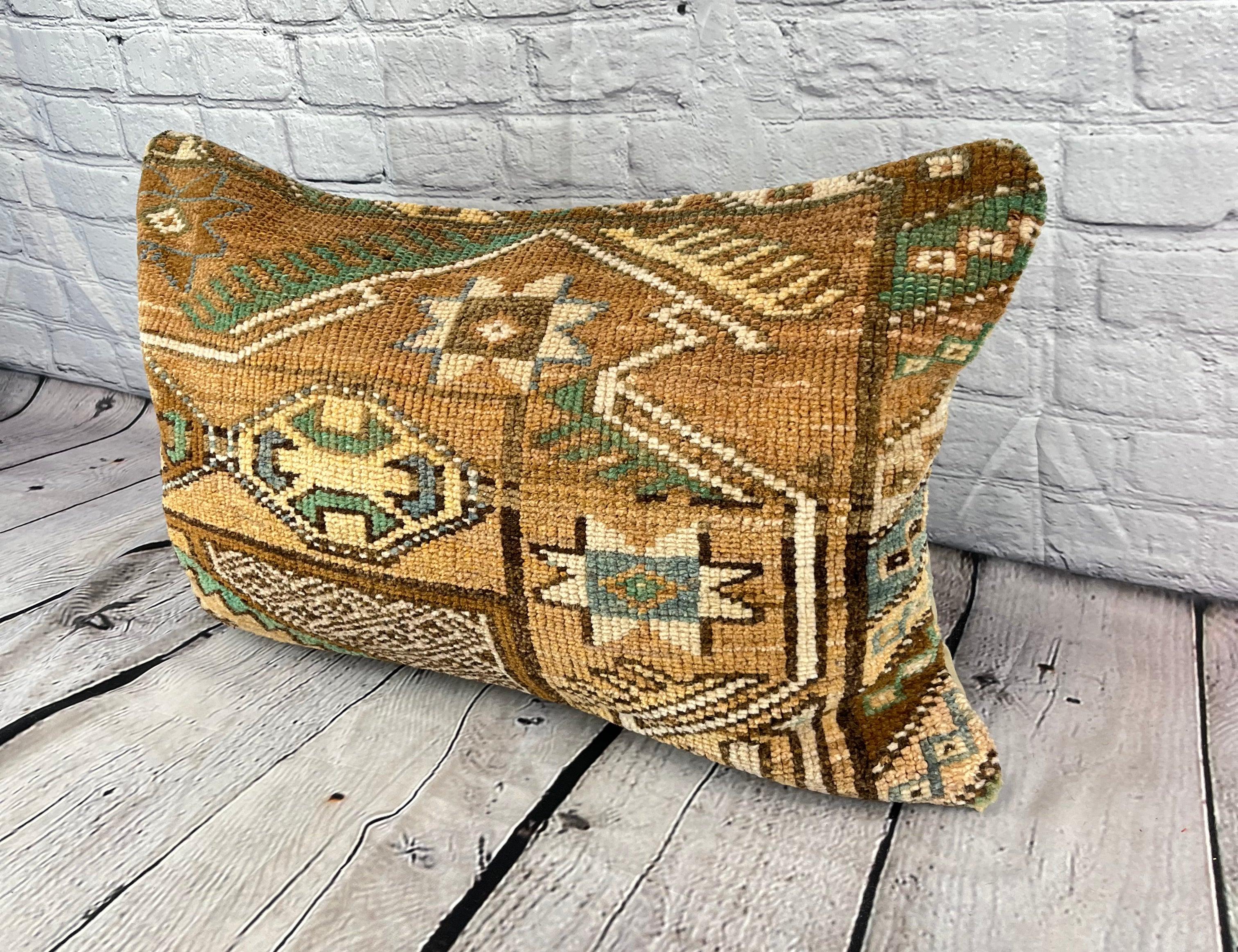16 x 24 Rug Pillow Byzantine Beauty Turkish Pillow Cushion Cover #7695 Améliorez votre décoration intérieure avec notre Rug Pillow Turkish Rug Cushion. Cette exquise housse de coussin, méticuleusement tissée à la main, apporte une touche d'élégance