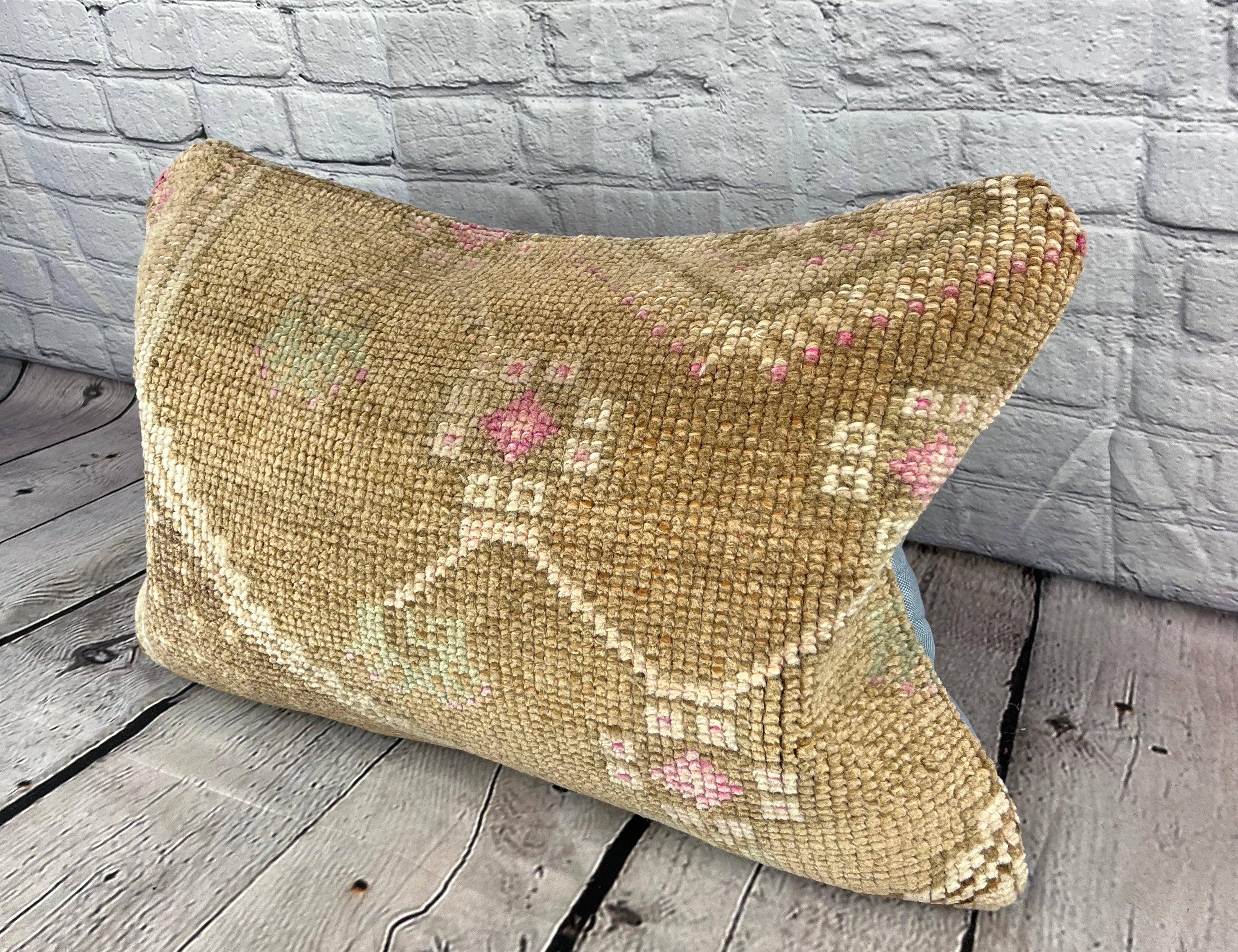 16 x 24 Rug Pillow Byzantine Delight Turkish Pillow Cushion Cover #7480 Améliorez votre décoration intérieure avec notre Rug Pillow Turkish Rug Cushion. Cette exquise housse de coussin, méticuleusement tissée à la main, apporte une touche d'élégance