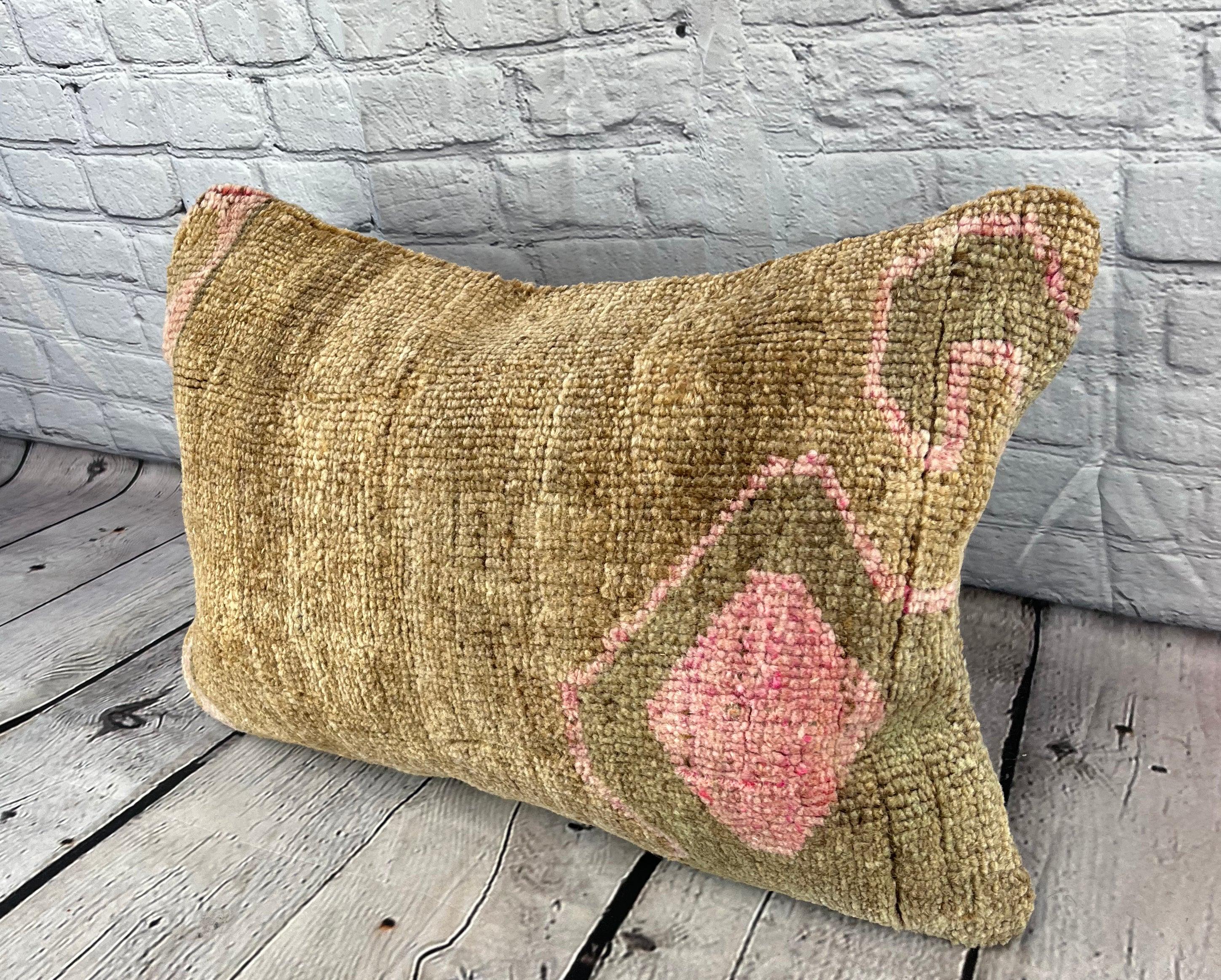 16 x 24 Rug Pillow Byzantine Essence Turkish Pillow Cushion Cover #7425 Améliorez votre décoration intérieure avec notre Rug Pillow Turkish Rug Cushion. Cette exquise housse de coussin, méticuleusement tissée à la main, apporte une touche d'élégance